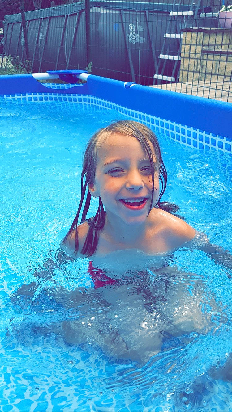 éline a rejoint le concours — aidez-le/la à gagner de superbes lots ! child, fun, joy, leisure, leisure_centre, person, recreation, smile, summer, swimmer, swimming, swimming_pool, vacation, water