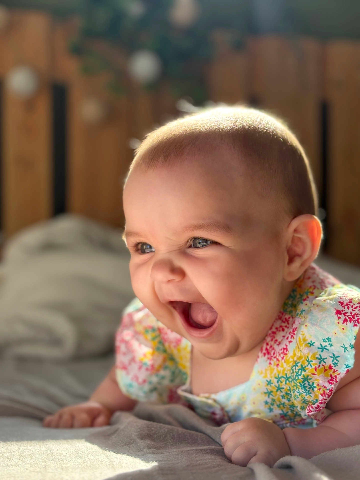 Iléana a rejoint le concours — aidez-le/la à gagner de superbes lots ! baby, blanket, child, closeup, clothing, cute, expression, eyes, face, hand, happy, indoor, infant, laughing, mouth_open, natural_light, patterned_dress, portrait, skin, smiling