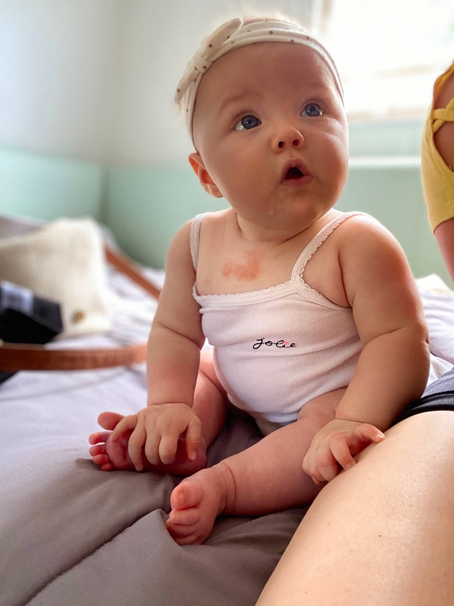 Lina participe au concours pour gagner de l'argent avec cette photo : baby, child, hand, leg, person, sitting, skin, surprise, toddler