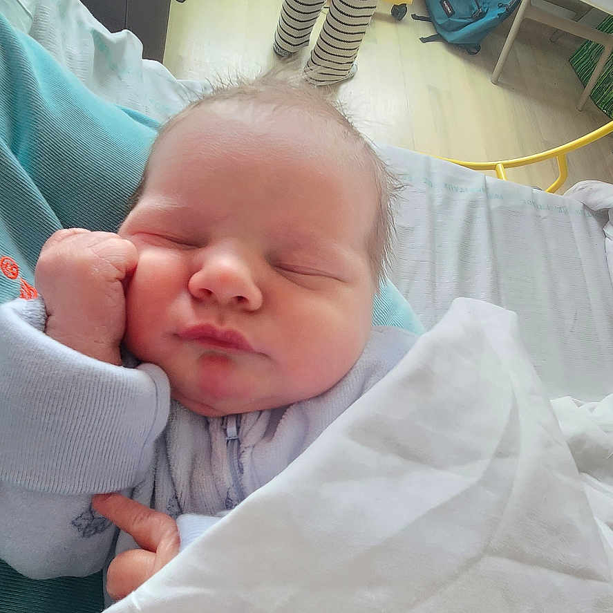 Gabriel a rejoint le concours — aidez-le/la à gagner de superbes lots ! newborn, baby, sleeping, blanket, bed, indoor, person, pajamas, striped_clothing, window, daylight, floor, backpack, furniture, hospital_bassinet, peaceful, infant, soft_light, portrait, cozy