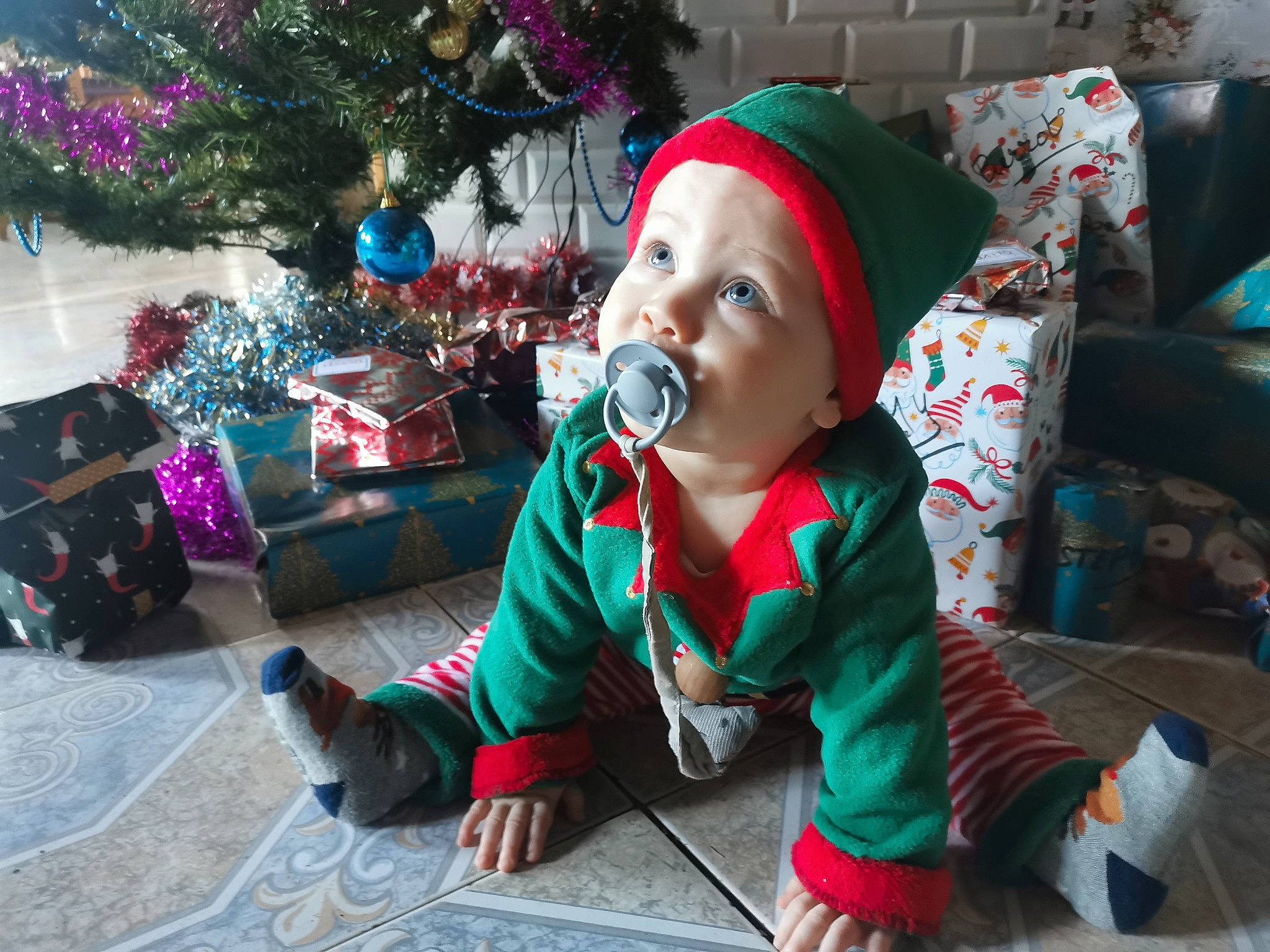 Jack a rejoint le concours — aidez-le/la à gagner de superbes lots ! baby, child, christmas, christmas_decoration, christmas_eve, christmas_ornament, christmas_tree, event, fun, green, happy, holiday, holiday_ornament, human_body, ornament, person, plant, toddler, tradition, tree