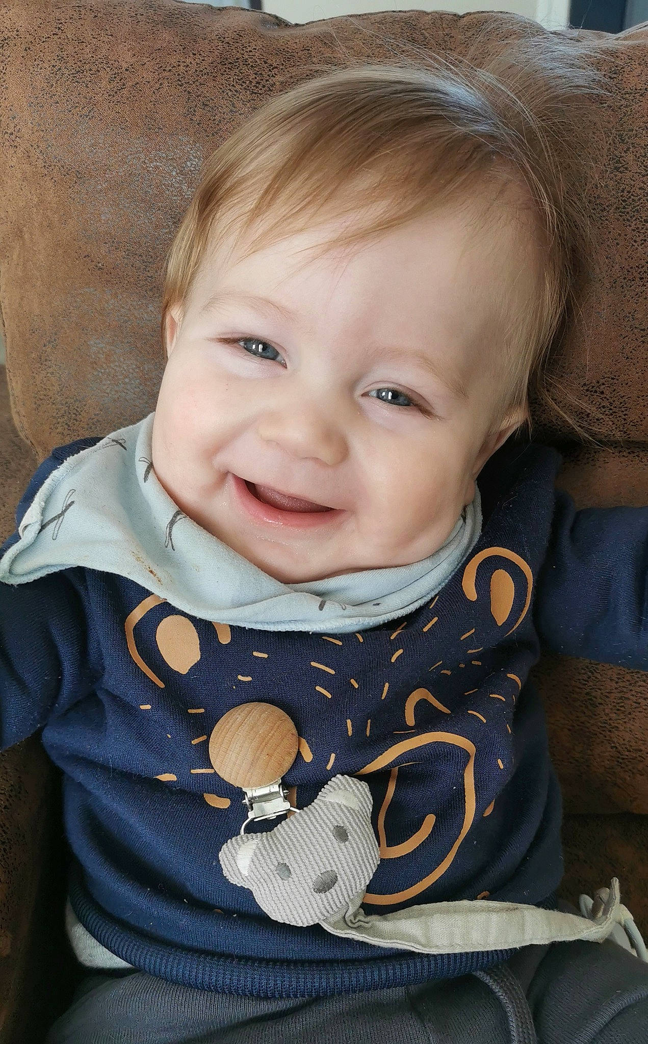 Jack participe au concours pour gagner de l'argent avec cette photo : baby_toddler_clothing, cheek, eye, eyebrow, eyelash, face, happy, head, human_body, iris, joy, lip, mammal, neck, nose, outerwear, person, skin, sleeve, smile