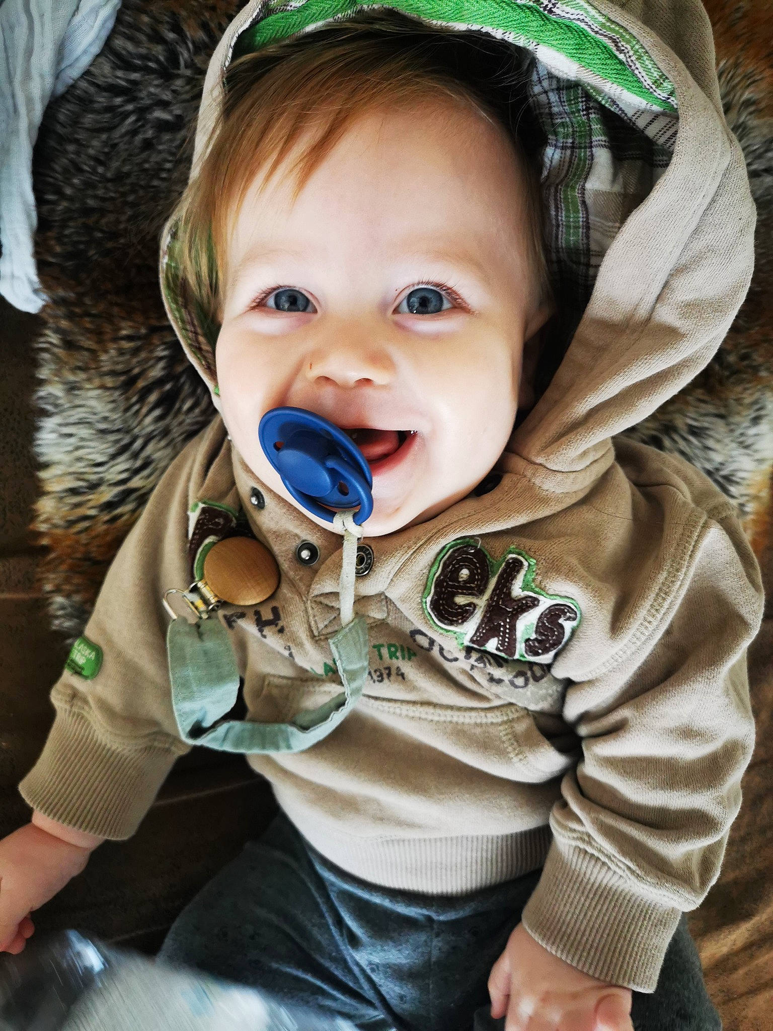 Jack participe au concours pour gagner de l'argent avec cette photo : baby_toddler_clothing, cheek, chin, clothing, eye, face, facial_expression, flash_photography, grass, hairstyle, happy, head, iris, nose, organ, person, photograph, skin, sleeve, smile