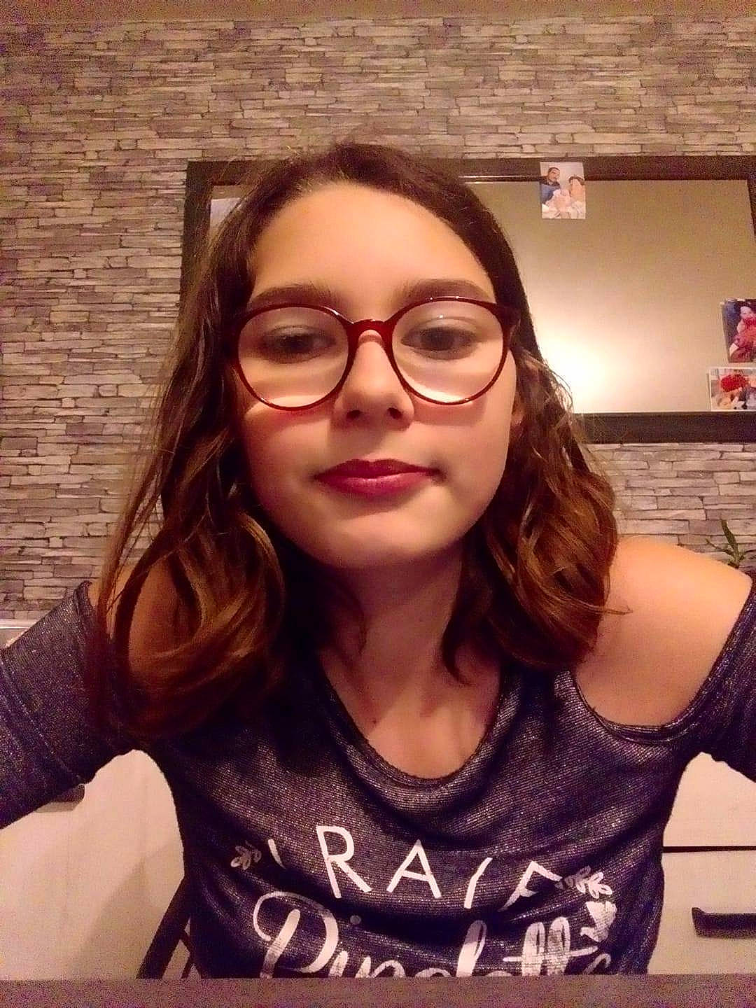 Alizee participe au concours pour gagner de l'argent avec cette photo : beauty, black_hair, brown_hair, cheek, clothing, cool, eye_glass_accessory, eyebrow, eyewear, forehead, glasses, lip, long_hair, person, portrait_photography, selfie, shoulder, sleeveless_shirt, t_shirt, vision_care