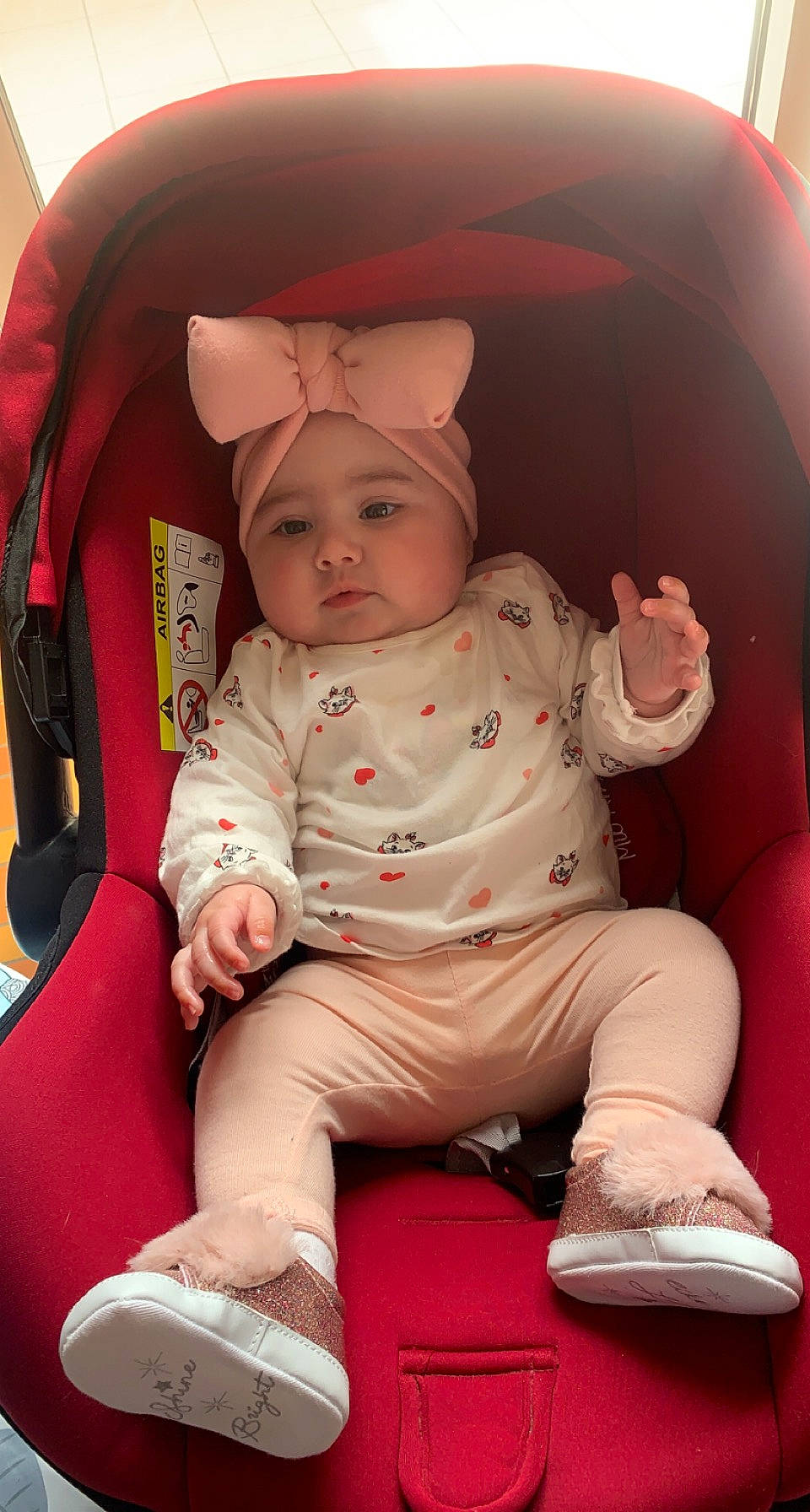 Octavia a rejoint le concours — aidez-le/la à gagner de superbes lots ! baby, baby_carriage, baby_products, baby_toddler_clothing, cheek, comfort, finger, headwear, human_body, iris, lap, leg, mouth, orange, person, pink, red, sitting, skin, sleeve