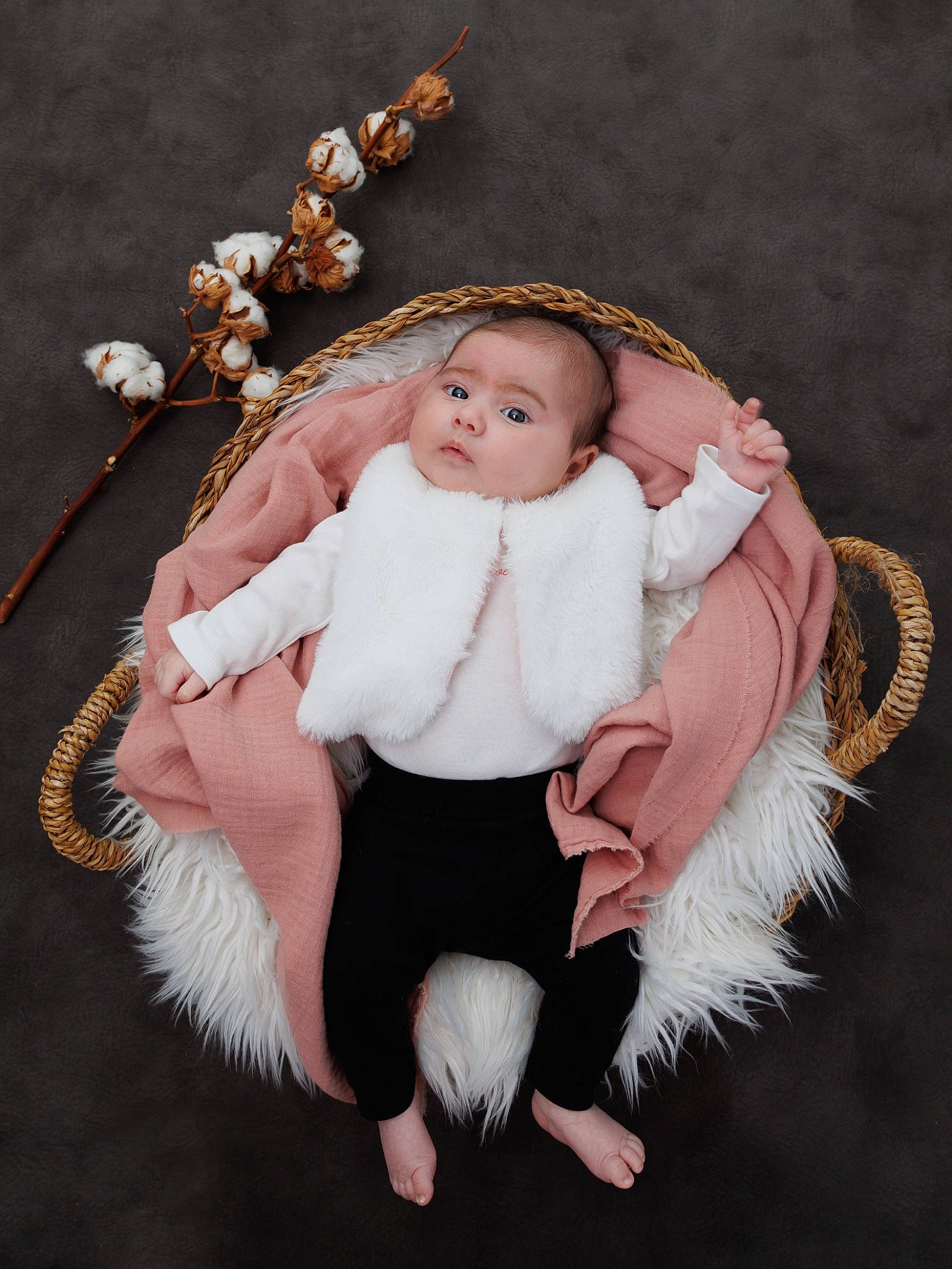 Octavia a rejoint le concours — aidez-le/la à gagner de superbes lots ! baby, baby_toddler_clothing, costume_hat, doll, dress, embellishment, event, eye, fashion_accessory, fawn, flash_photography, head, headband, headpiece, human_body, jewellery, person, petal, pink, plant