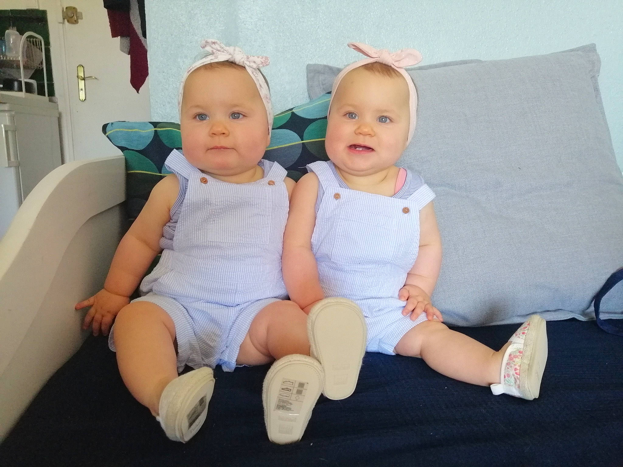 Mélodie Et Valentine participe au concours pour gagner de l'argent avec cette photo : arm, baby, cheek, child, ear, eye, face, fun, head, joint, leg, people, person, product, room, sibling, sitting, skin, smile, toddler