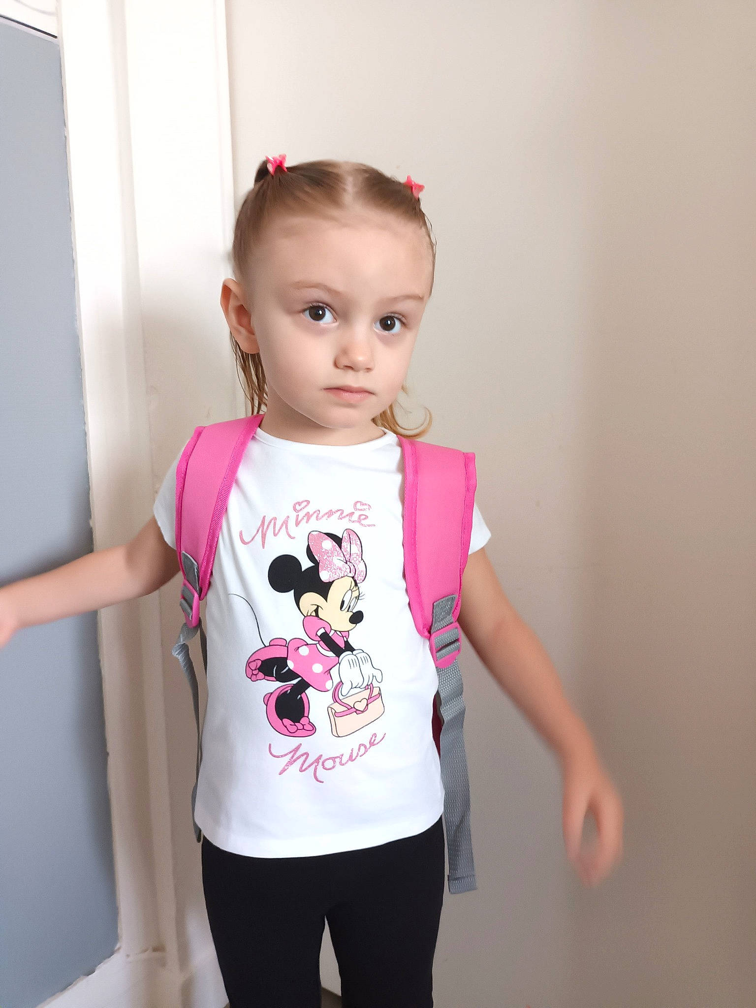 Nina a rejoint le concours — aidez-le/la à gagner de superbes lots ! active_shirt, baby_toddler_clothing, chest, child, elbow, eyelash, face, fashion_accessory, fashion_design, gesture, hair, magenta, neck, person, pink, sleeve, sportswear, t_shirt, toddler, top