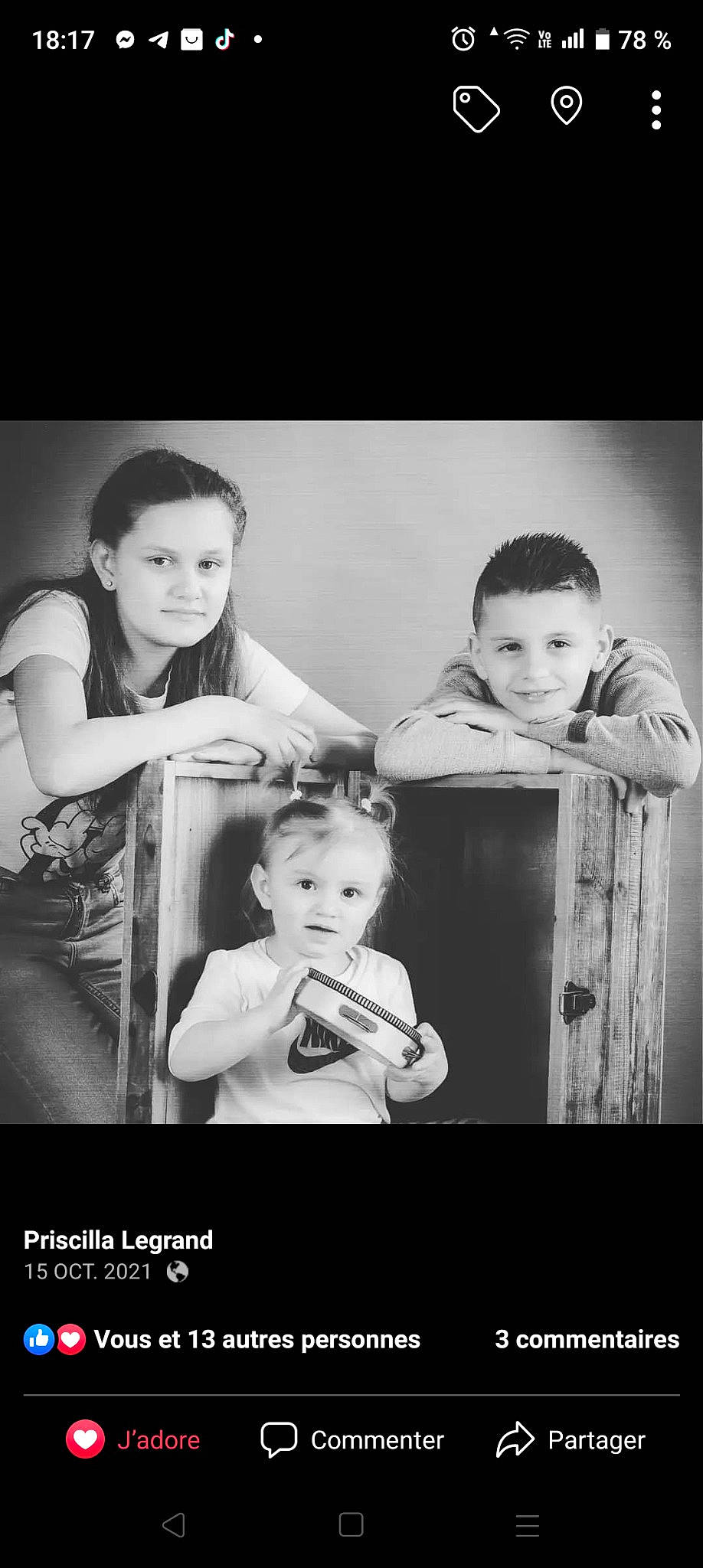 Nina participe au concours pour gagner de l'argent avec cette photo : baby, black, black_and_white, child, face, facial_expression, flash_photography, gesture, happy, interaction, joy, monochrome, monochrome_photography, people, person, photograph, sitting, smile, style, toddler