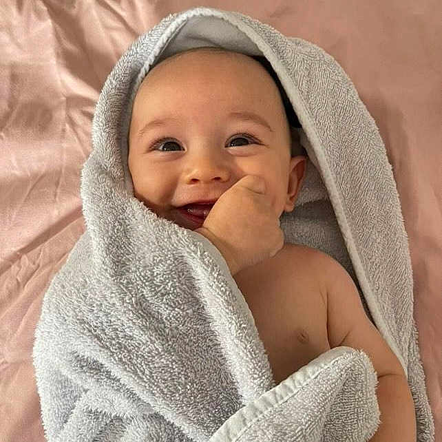 Tobias participe au concours pour gagner de l'argent avec cette photo : baby, babylaughing, bathtowel, blanket, face, happy, head, person, photography, portrait, quilt, towel