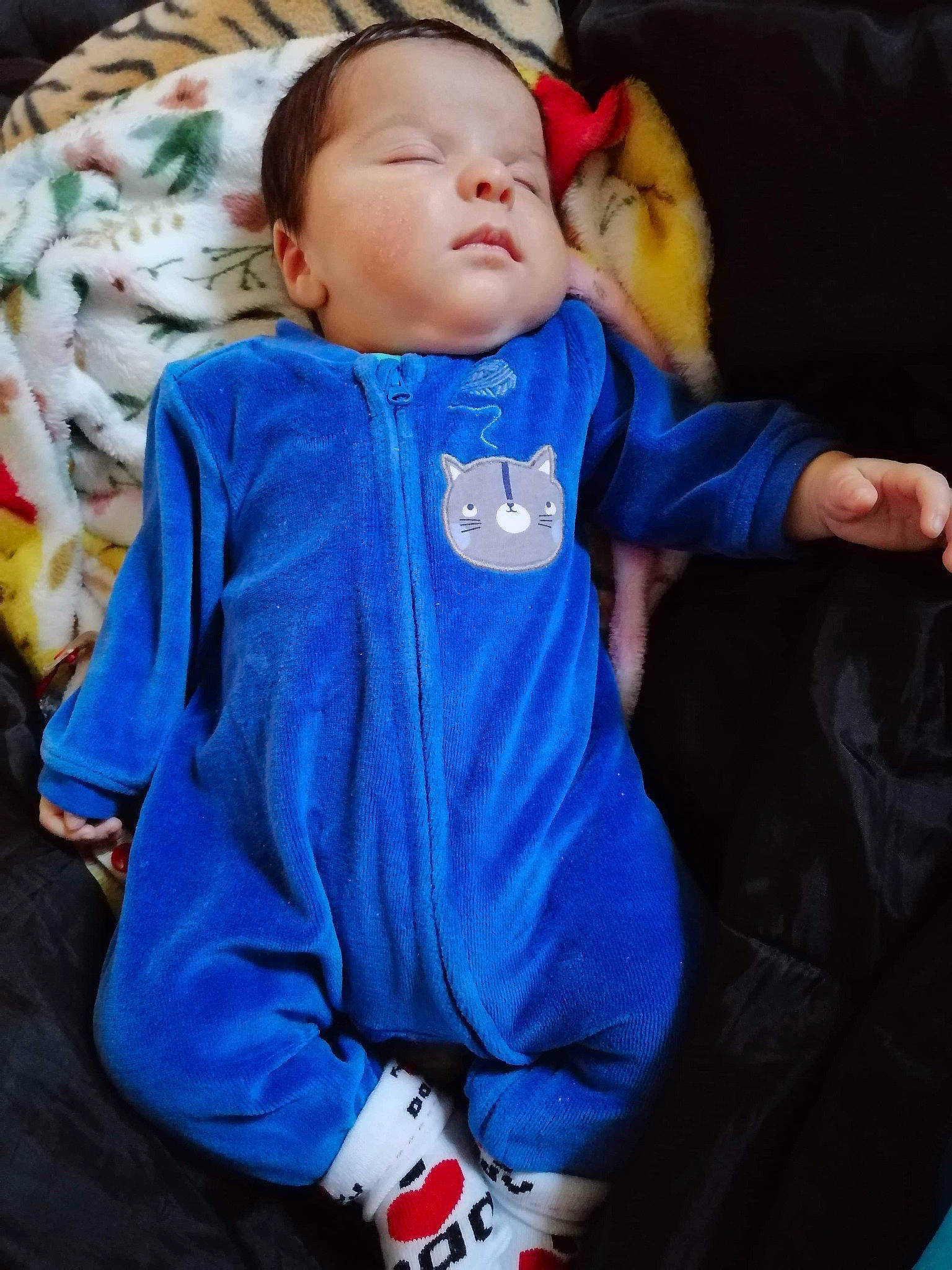 éloan a rejoint le concours — aidez-le/la à gagner de superbes lots ! baby, baby_products, baby_toddler_clothing, bedtime, child, comfort, human, linens, mouth, nap, nightwear, overall, person, sleep, toddler