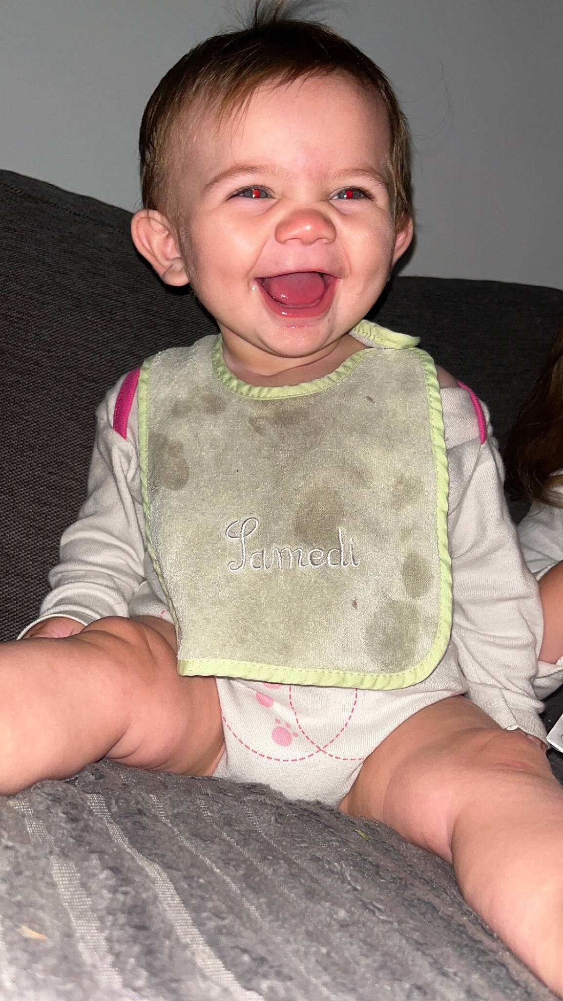 Nina a rejoint le concours — aidez-le/la à gagner de superbes lots ! baby, baby_toddler_clothing, cheek, chin, facial_expression, hairstyle, happy, human, human_body, iris, joy, lip, mouth, neck, nose, organ, person, product, skin, sleeve