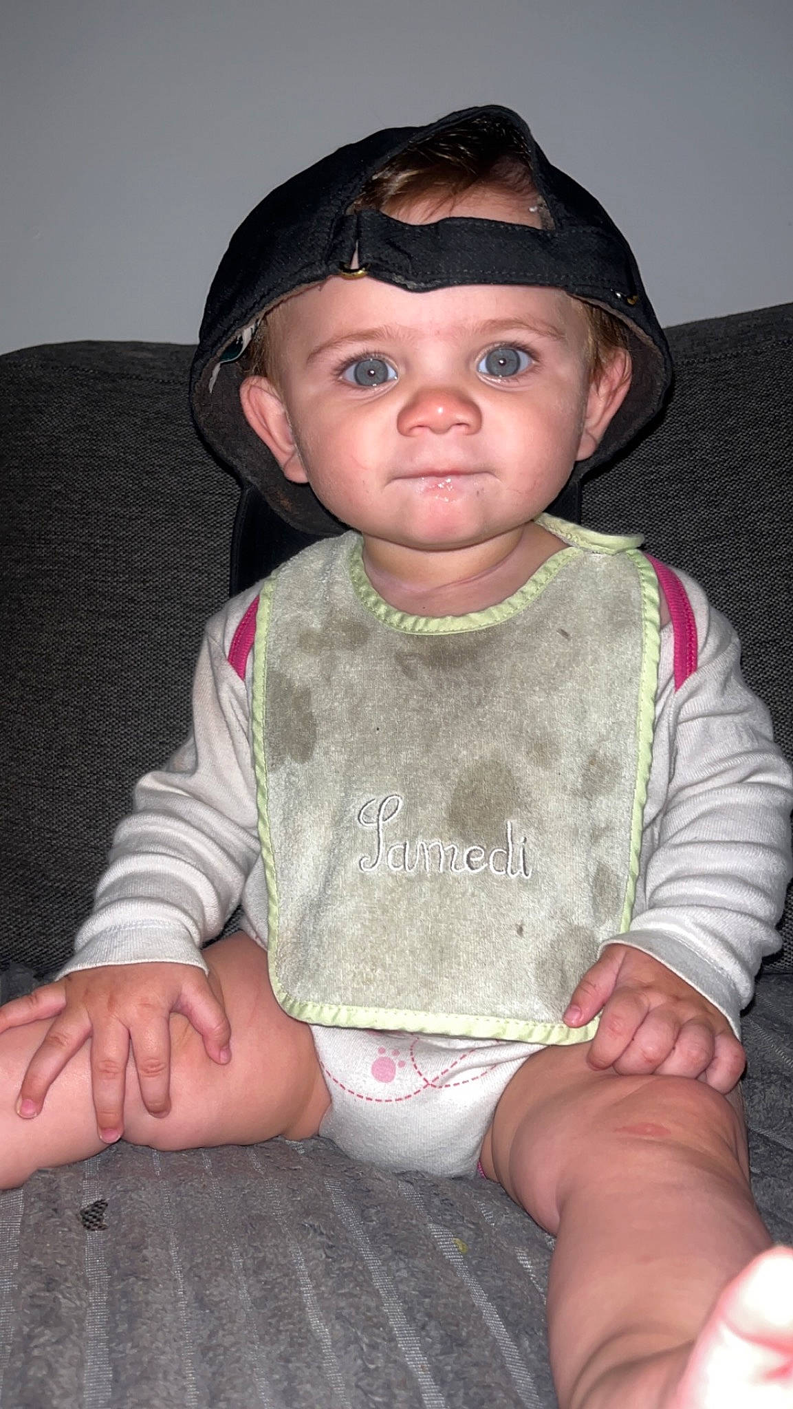 Nina a rejoint le concours — aidez-le/la à gagner de superbes lots ! baby, baby_toddler_clothing, cap, cheek, child, comfort, eye, eyelash, fun, head, headgear, headwear, human_body, lip, nose, person, pink, skin, sleeve, t_shirt