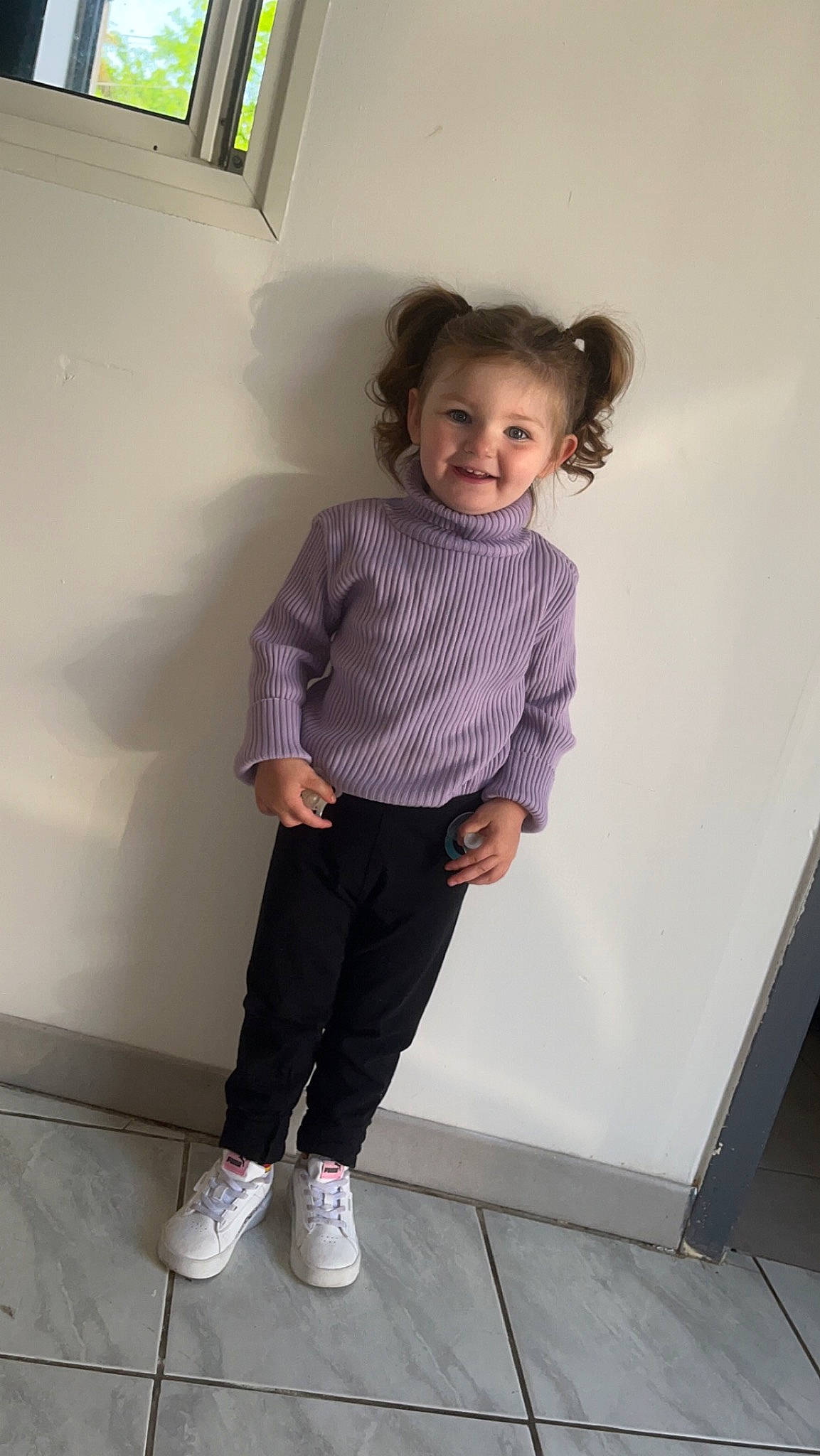 Shaïnna participe au concours pour gagner de l'argent avec cette photo : baby_toddler_clothing, child, dress_shirt, fashion_design, flooring, human_leg, joint, joy, knee, magenta, neck, pattern, person, purple, shoulder, sleeve, smile, standing, toddler, waist
