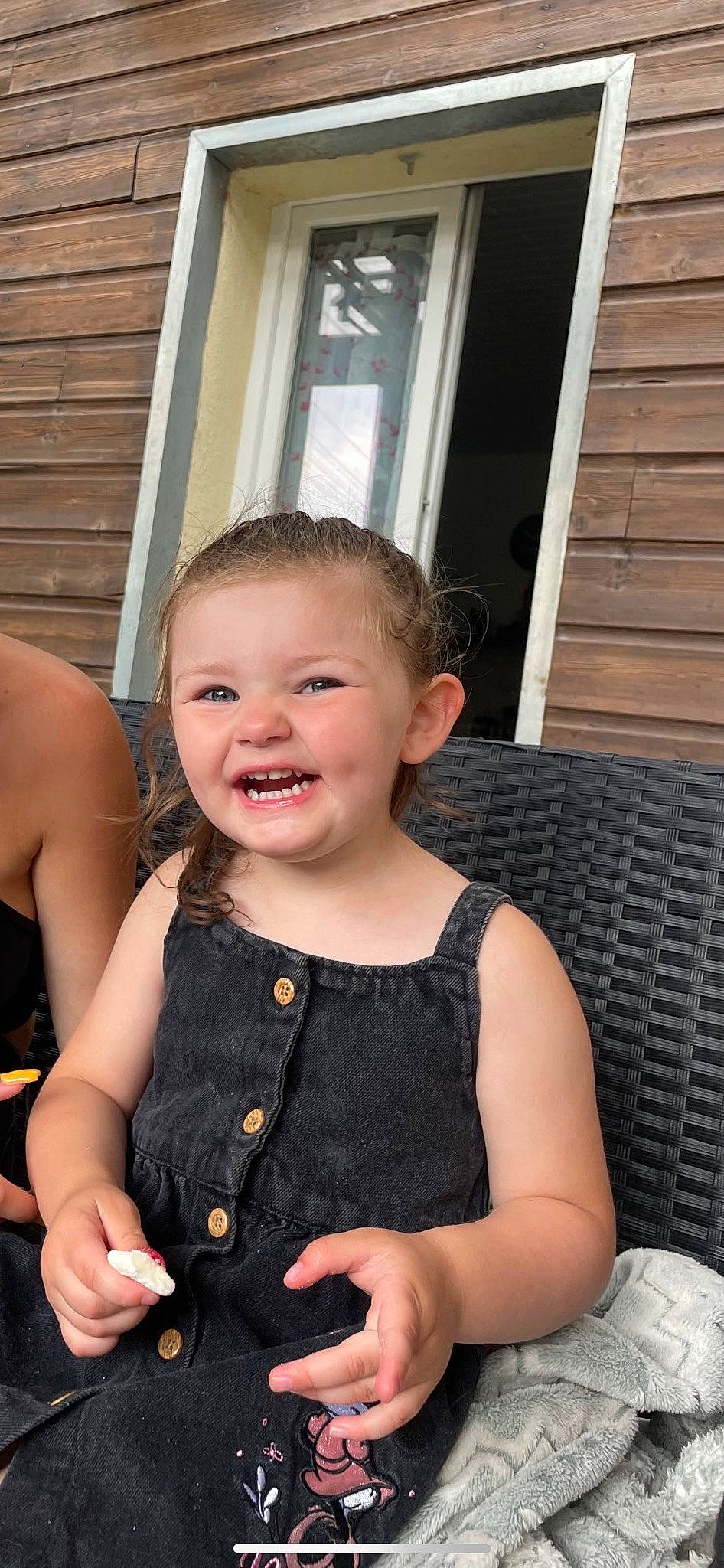 Shaïnna a rejoint le concours — aidez-le/la à gagner de superbes lots ! baby_toddler_clothing, cheek, child, day_dress, door, dress, event, face, finger, gesture, hairstyle, happy, iris, joy, pattern, person, sitting, skin, sleeve, sleeveless_shirt