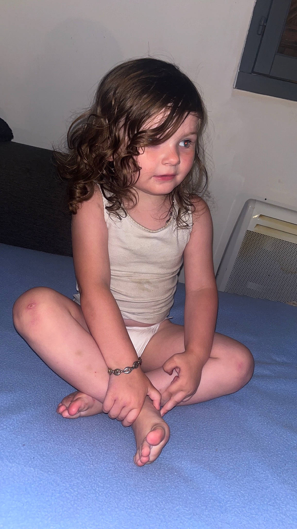 Shaïnna a rejoint le concours — aidez-le/la à gagner de superbes lots ! comfort, elbow, finger, flash_photography, flooring, foot, fun, hair, hairstyle, human_body, human_leg, iris, joint, knee, neck, person, shoulder, skin, sleeve, thigh