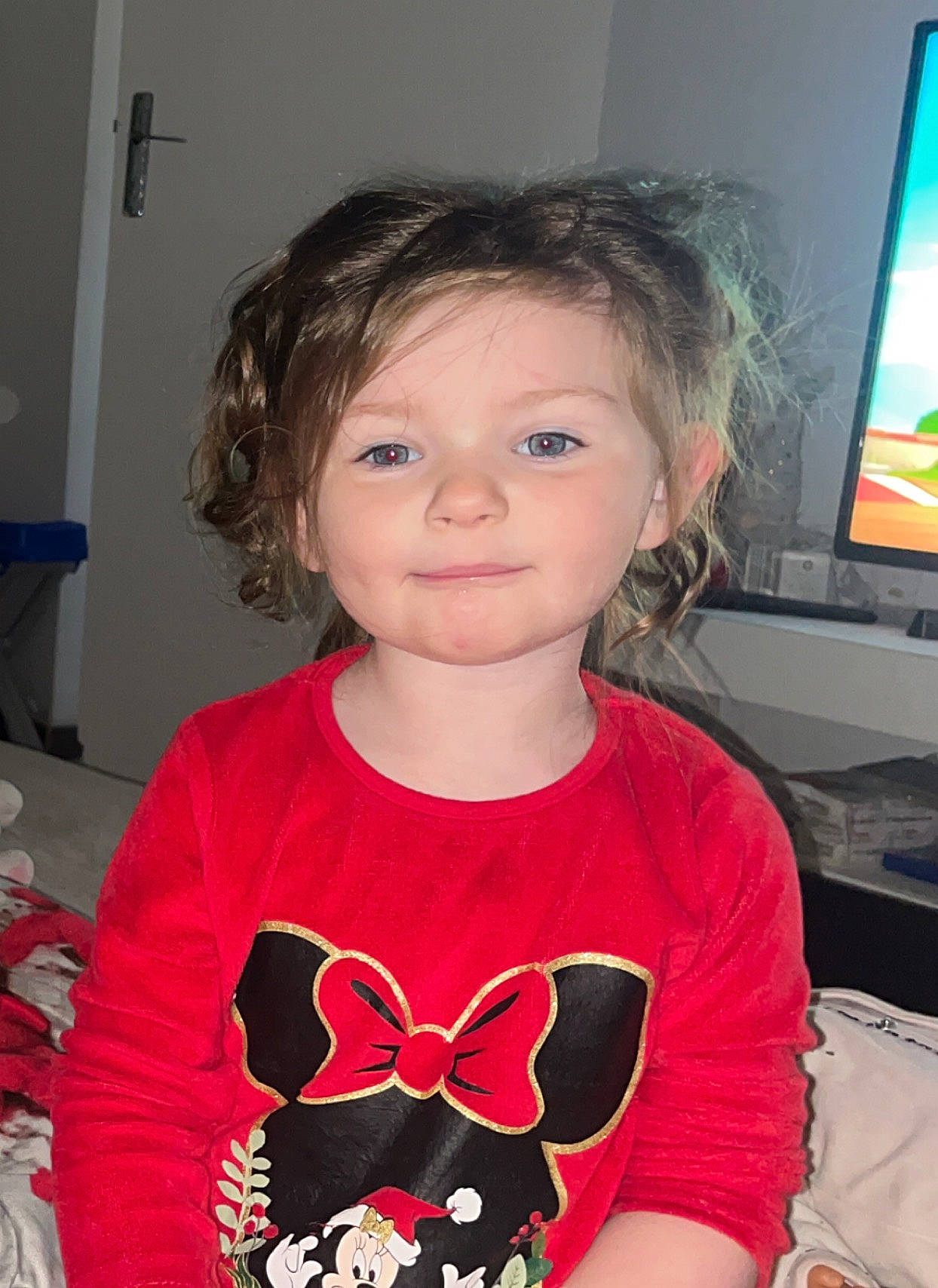 Shaïnna a rejoint le concours — aidez-le/la à gagner de superbes lots ! baby_toddler_clothing, cheek, chin, eye, eyelash, fun, hairstyle, happy, head, iris, joy, lip, neck, nose, organ, person, skin, sleeve, smile, standing