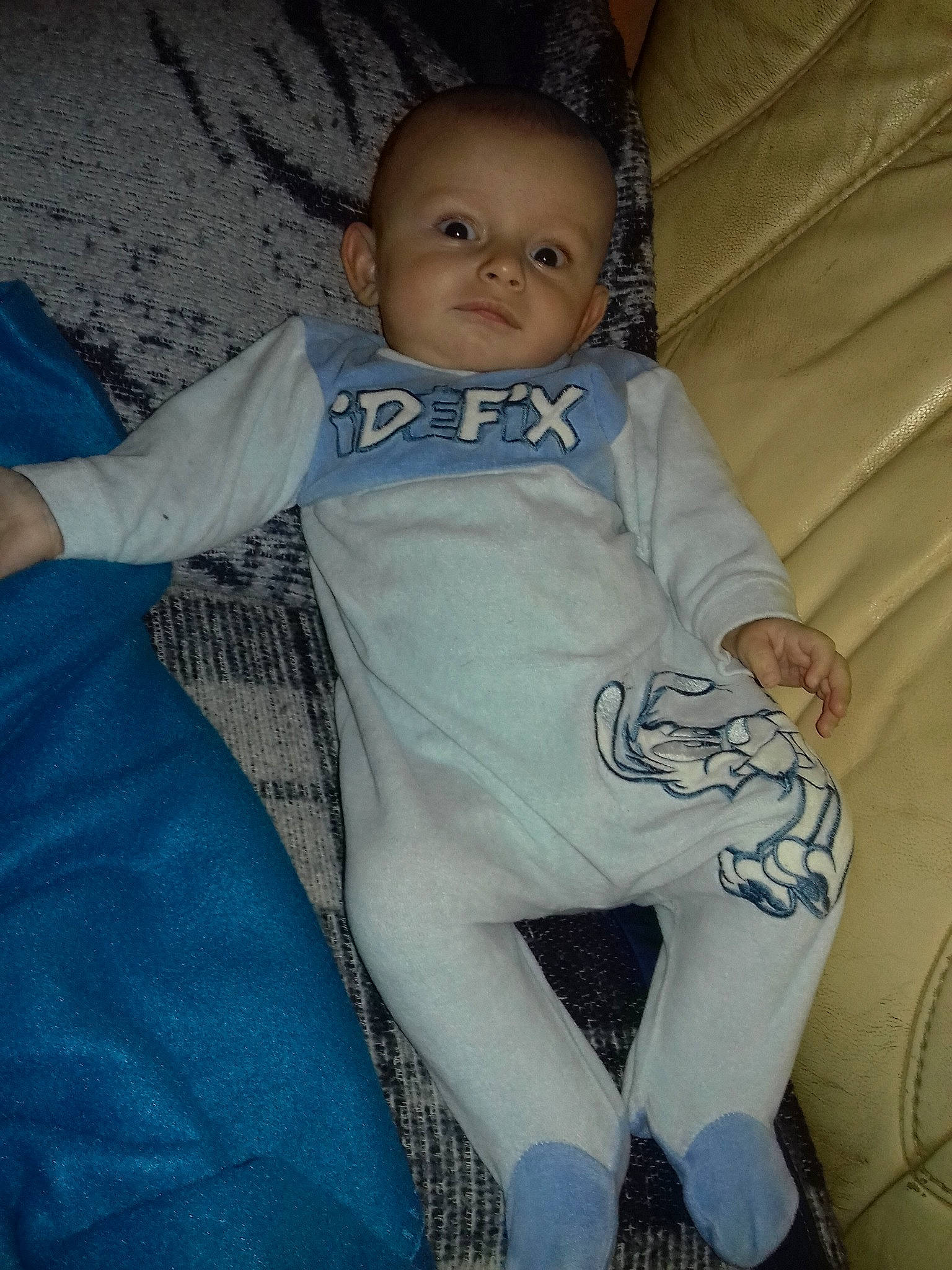 Mikaël a rejoint le concours — aidez-le/la à gagner de superbes lots ! arm, blue, boy, child, cool, day, eye, girl, head, human, infant, leg, outerwear, person, product, skin, textile, toddler, trunk, white