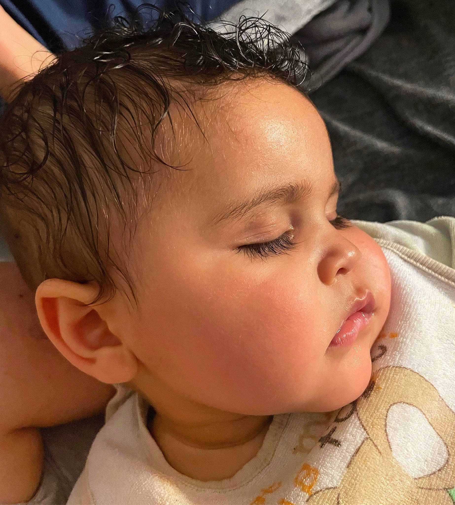 Sandro participe au concours pour gagner de l'argent avec cette photo : baby, baby_toddler_clothing, black_hair, cheek, child, chin, ear, eye, eyebrow, eyelash, forehead, happy, head, iris, lip, mouth, neck, nose, person, skin