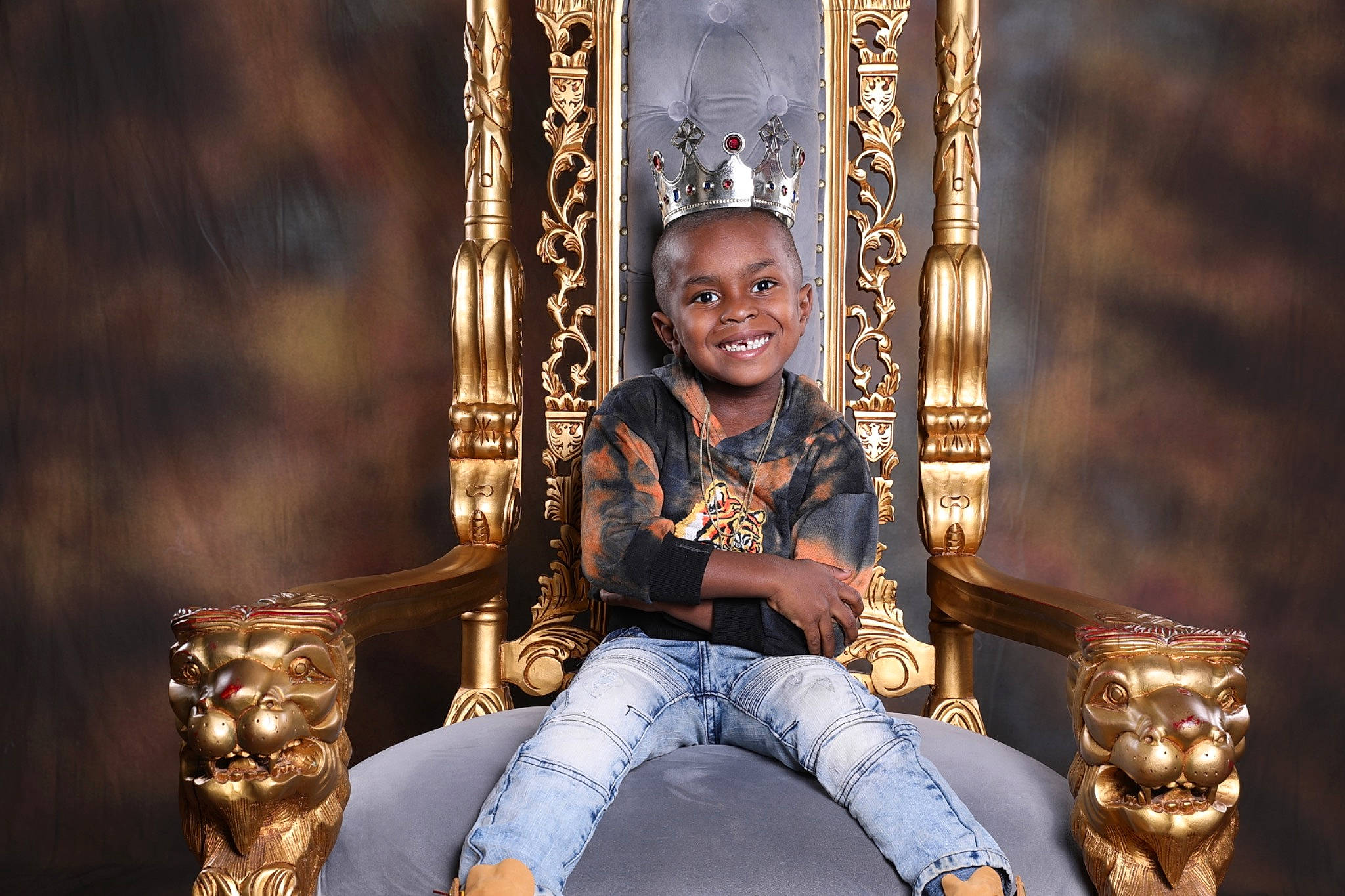 Raekwon is registered to the contest to win money with this photo: chair, darkness, entertainment, event, flash_photography, fun, happy, jewellery, joy, leisure, metal, musician, necklace, performance_art, performing_arts, person, sitting, smile, temple, thigh