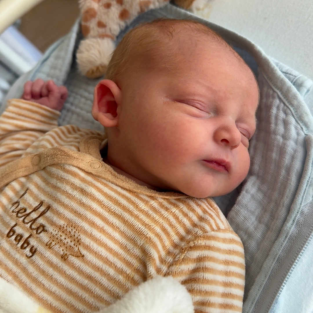 Isaac a rejoint le concours — aidez-le/la à gagner de superbes lots ! baby, blanket, child, cozy, cute, face, giraffe, head, indoors, infant, newborn, nursery, onesie, peaceful, plush_toy, portrait, resting, sleeping, soft_texture, striped_clothing