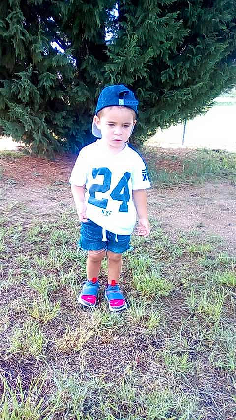 Jahkai is registered to the contest to win money with this photo: beanie, cap, child, electric_blue, grass, headgear, person, plant, play, sleeve, t_shirt, toddler, tree, turquoise, vacation