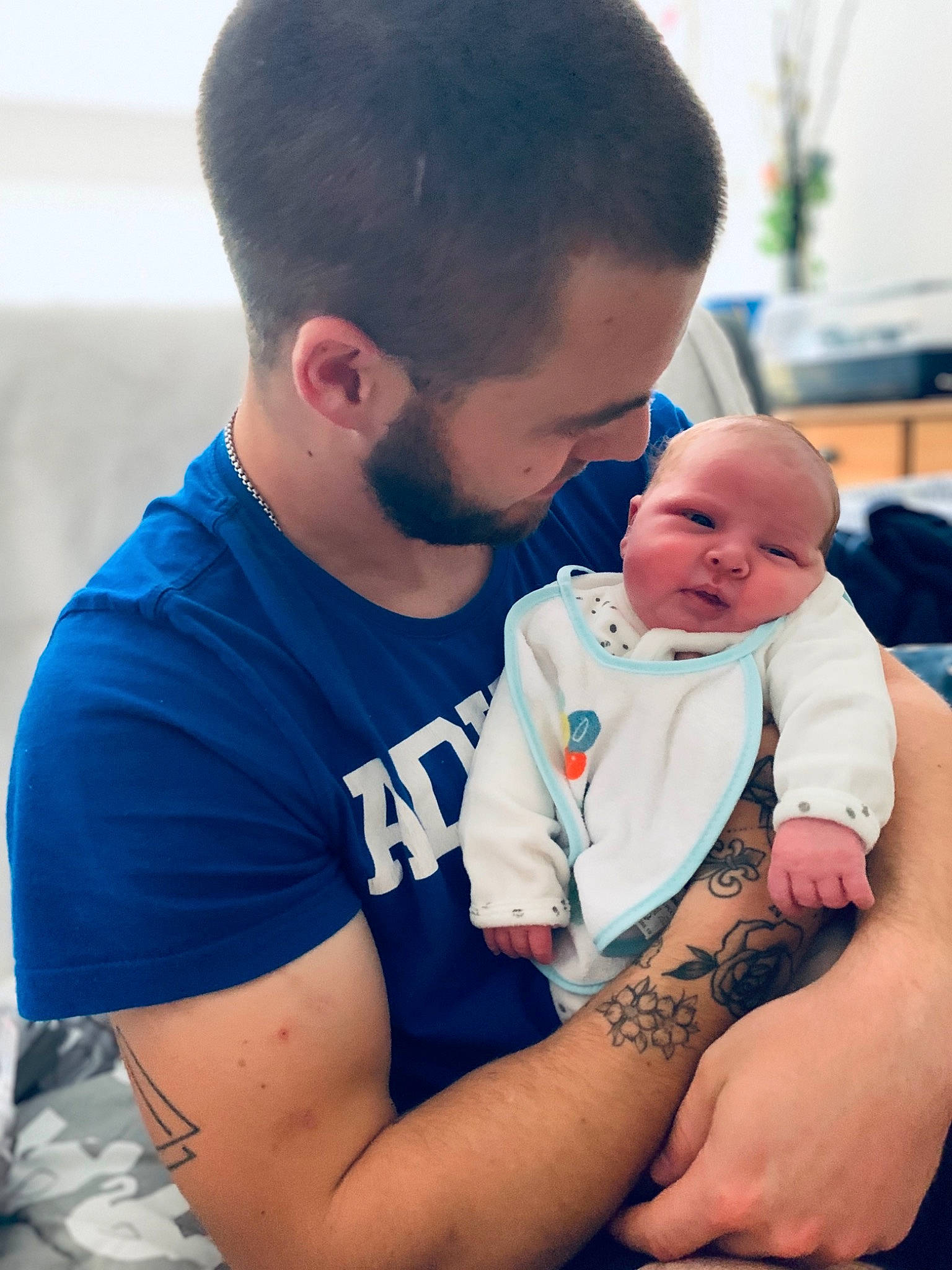 Logann participe au concours pour gagner de l'argent avec cette photo : arm, baby, birth, child, ear, elbow, family, fathers_day, leg, muscle, people, person, skin, tattoo, toddler