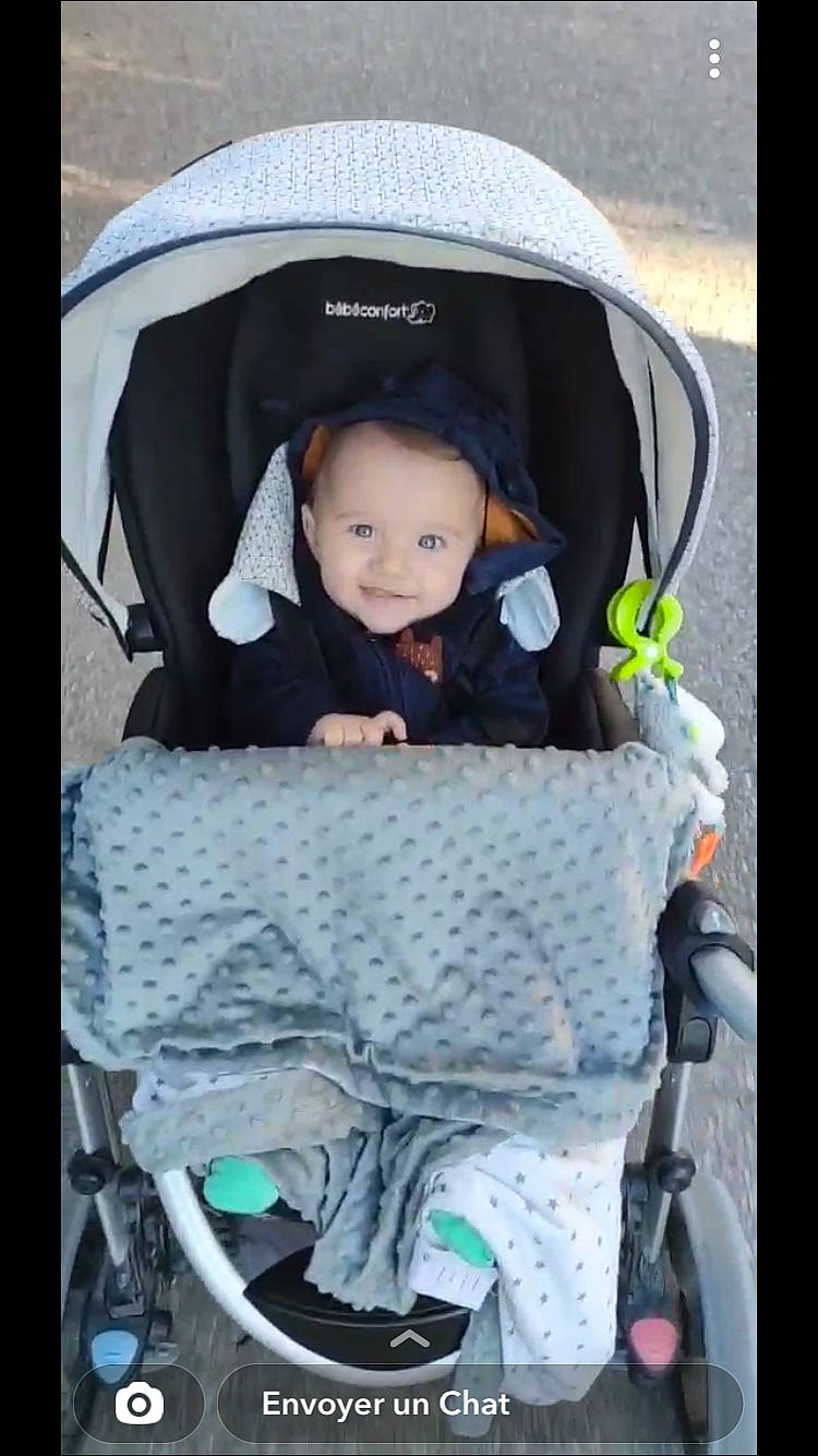 Gabin participe au concours pour gagner de l'argent avec cette photo : auto_part, baby, baby_carriage, baby_products, baby_safety, baby_toddler_clothing, bag, car_seat, child, comfort, cool, fashion_accessory, hat, infant_bed, joy, person, product, sitting, smile, toddler