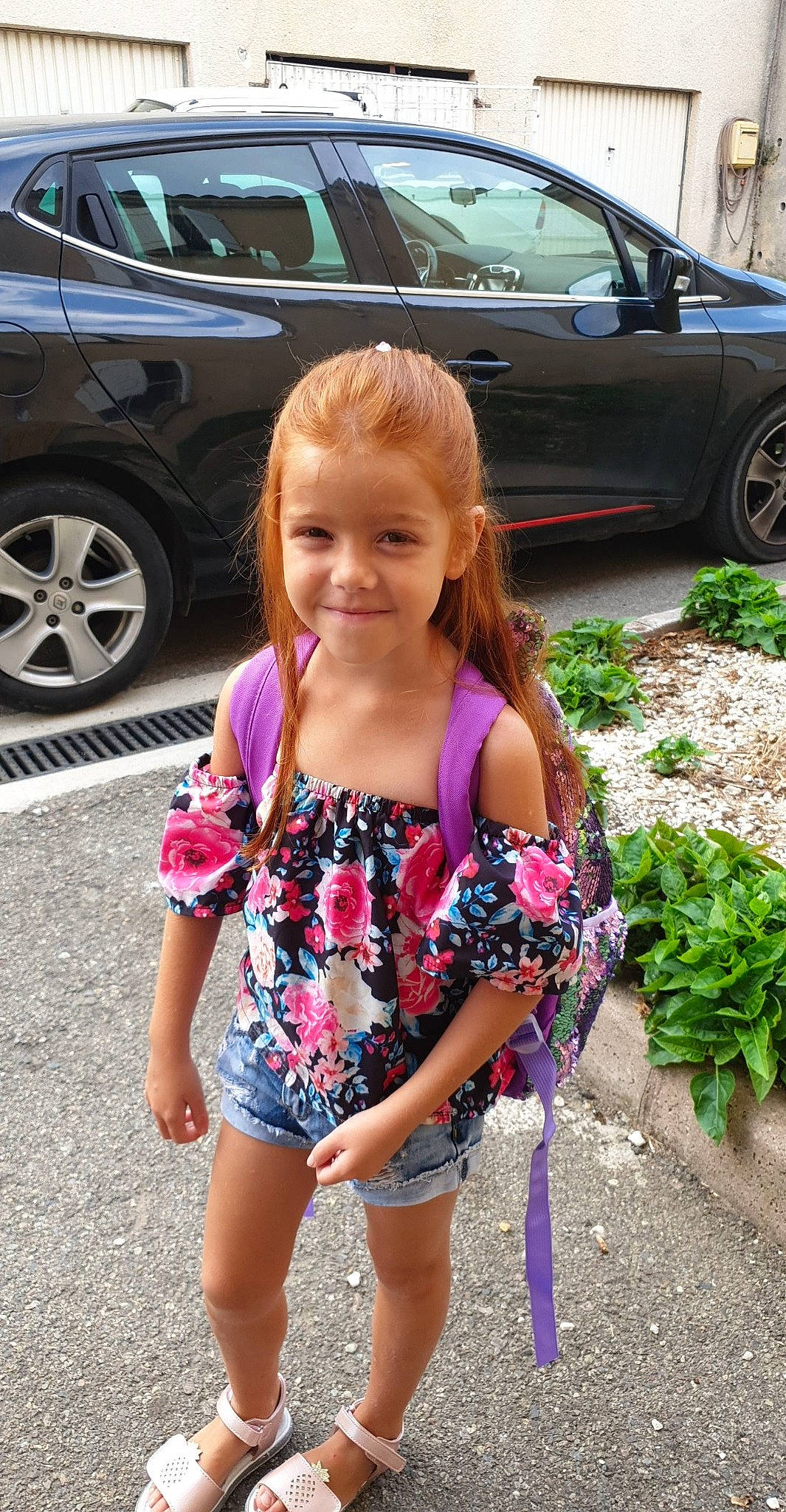 Chjara participe au concours pour gagner de l'argent avec cette photo : alloy_wheel, auto_part, automotive_tire, automotive_wheel_system, automotive_window_part, bumper, car, day_dress, executive_car, family_car, fender, full_size_car, herb, hubcap, joy, luxury_vehicle, mid_size_car, person, rim, sedan