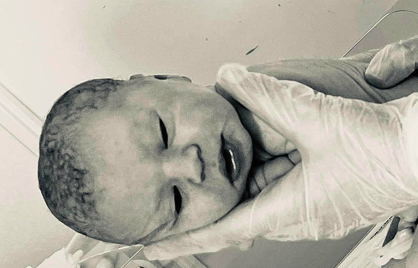 Camélia participe au concours pour gagner de l'argent avec cette photo : art, baby, bedtime, child, comfort, elbow, eye, fur, gesture, happy, human_body, linens, monochrome, monochrome_photography, nap, person, portrait, portrait_photography, sleep, toddler