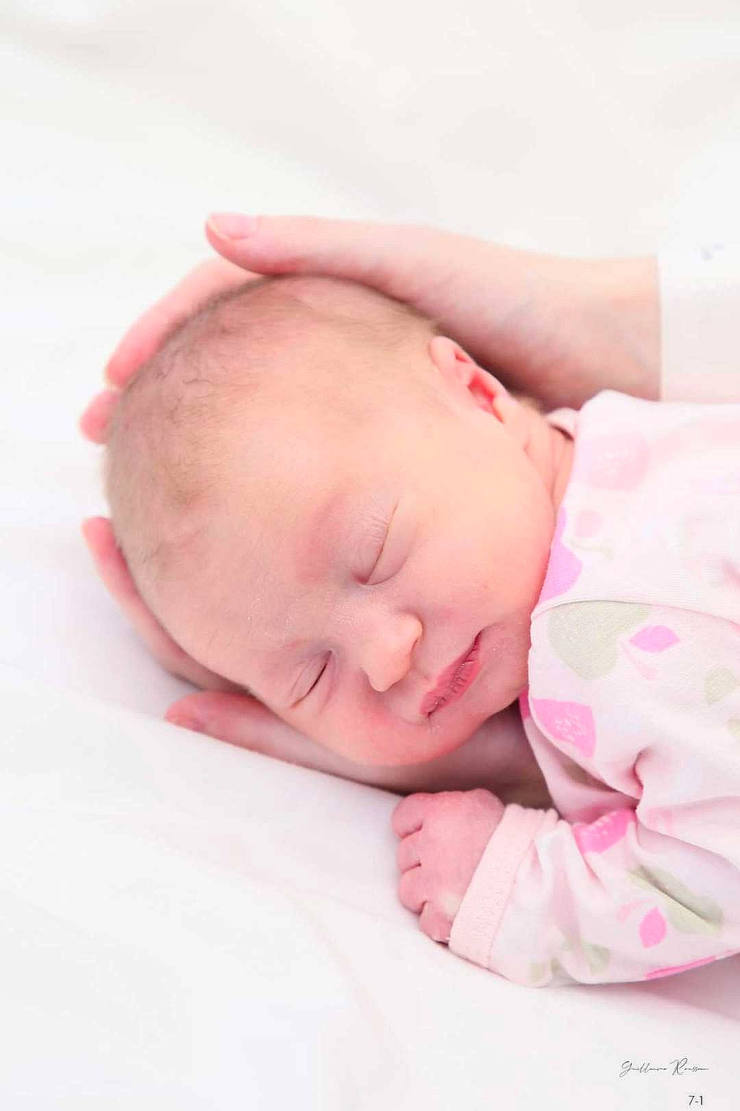 Camélia participe au concours pour gagner de l'argent avec cette photo : baby, baby_sleeping, baby_toddler_clothing, bedtime, carmine, cheek, child, comfort, happy, linens, lip, magenta, nap, pattern, person, pink, portrait_photography, skin, sleep, sleeve