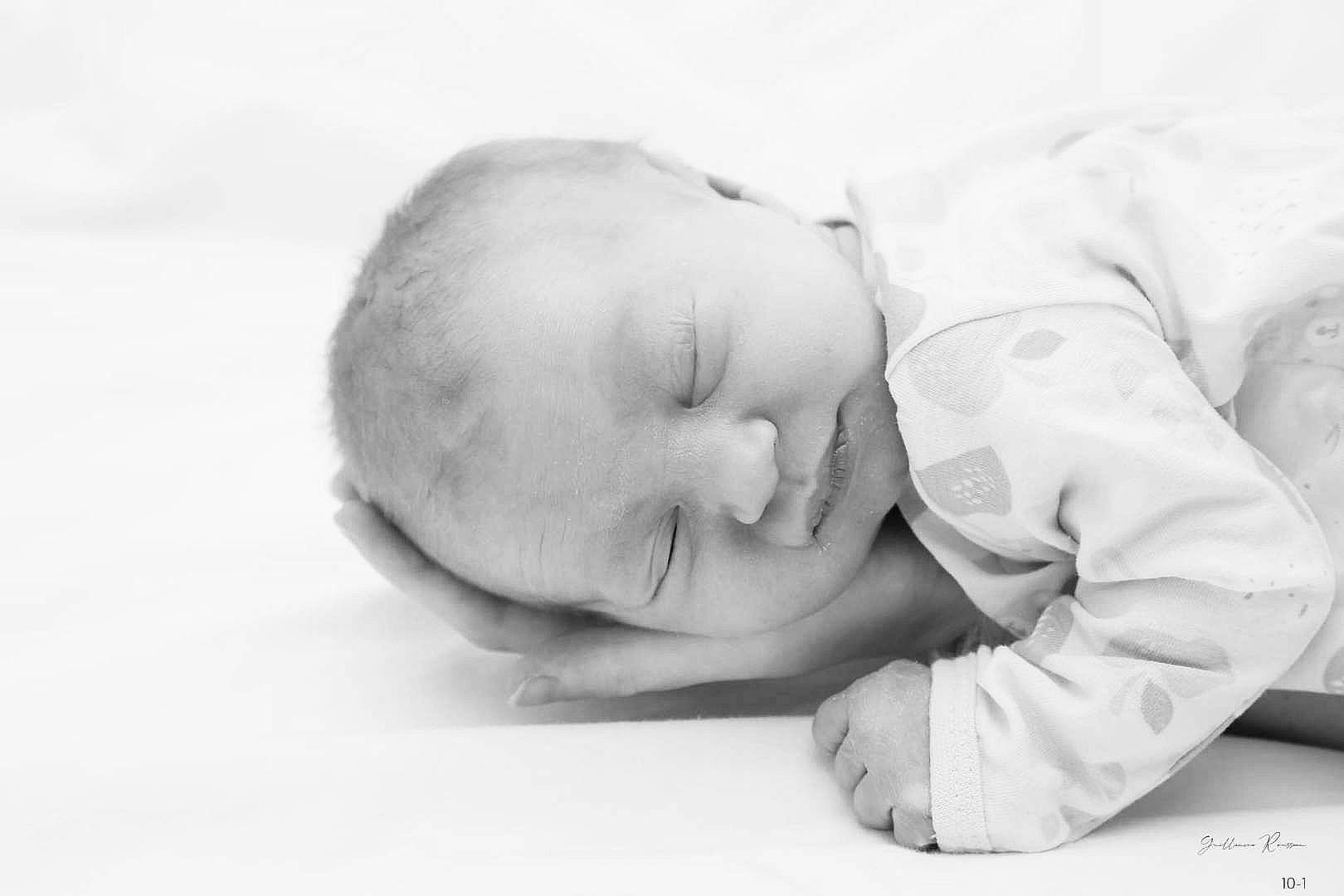 Camélia a rejoint le concours — aidez-le/la à gagner de superbes lots ! baby, baby_toddler_clothing, bedtime, child, comfort, font, gesture, happy, monochrome, monochrome_photography, nap, person, portrait_photography, sitting, sleep, still_life_photography, toddler, writing