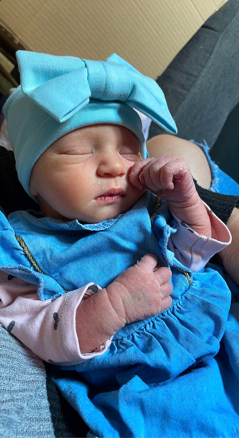 Camélia a rejoint le concours — aidez-le/la à gagner de superbes lots ! baby, baby_carriage, baby_products, baby_sleeping, baby_toddler_clothing, blue, cap, cheek, chin, comfort, electric_blue, eye, face, finger, gesture, grass, headwear, lip, person, skin