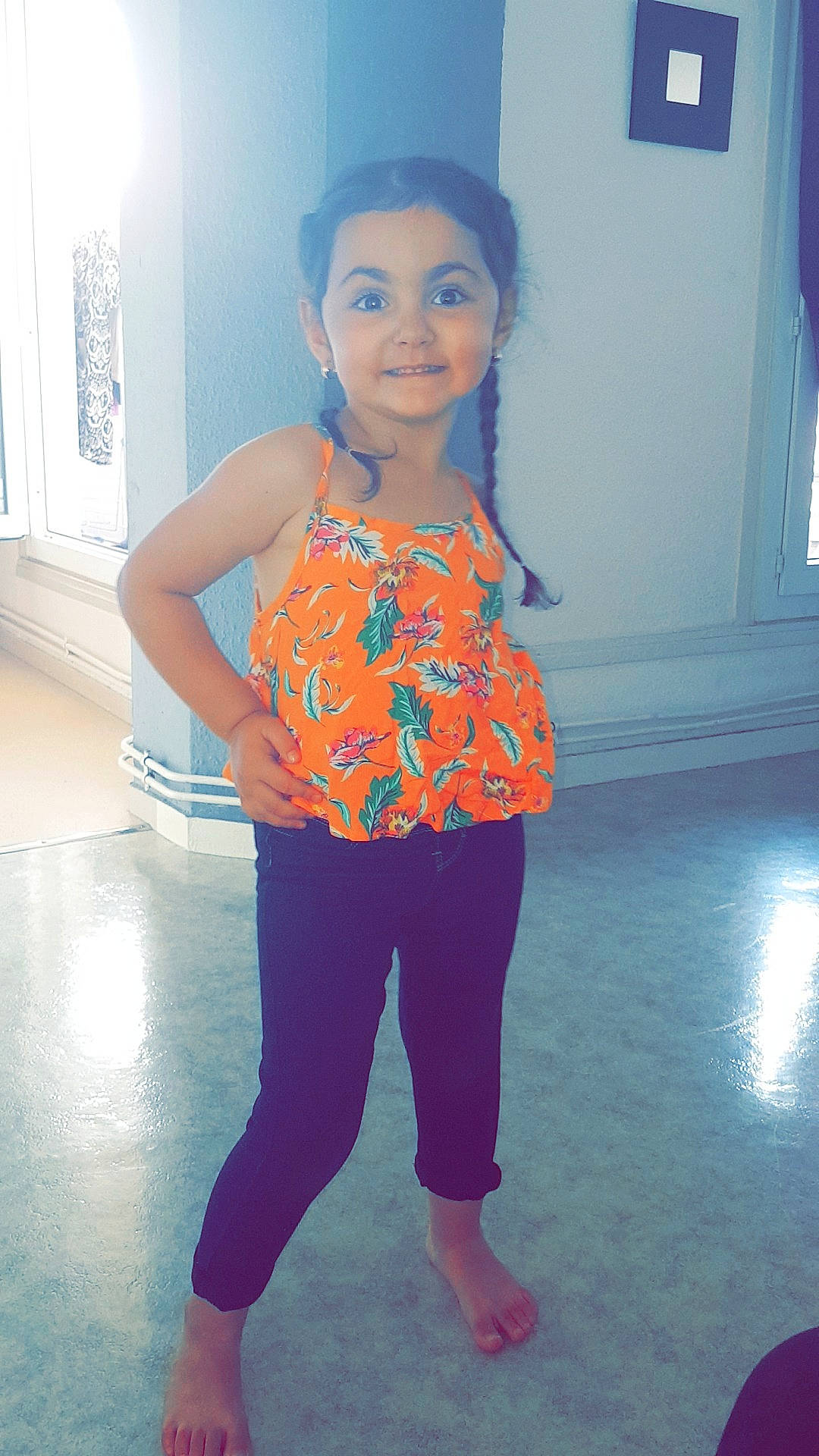 Anaya participe au concours pour gagner de l'argent avec cette photo : arm, blue, child, clothing, cool, day, fun, girl, hair, human_hair_color, joy, leg, person, pink, purple, shoulder, skin, smile, standing, t_shirt