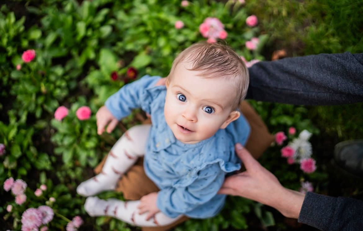 Victoire participe au concours pour gagner de l'argent avec cette photo : baby, baby_toddler_clothing, beauty, botany, child, finger, flower, grass, hand, happy, leaf, people_in_nature, person, petal, photograph, pink, plant, rose, skin, toddler