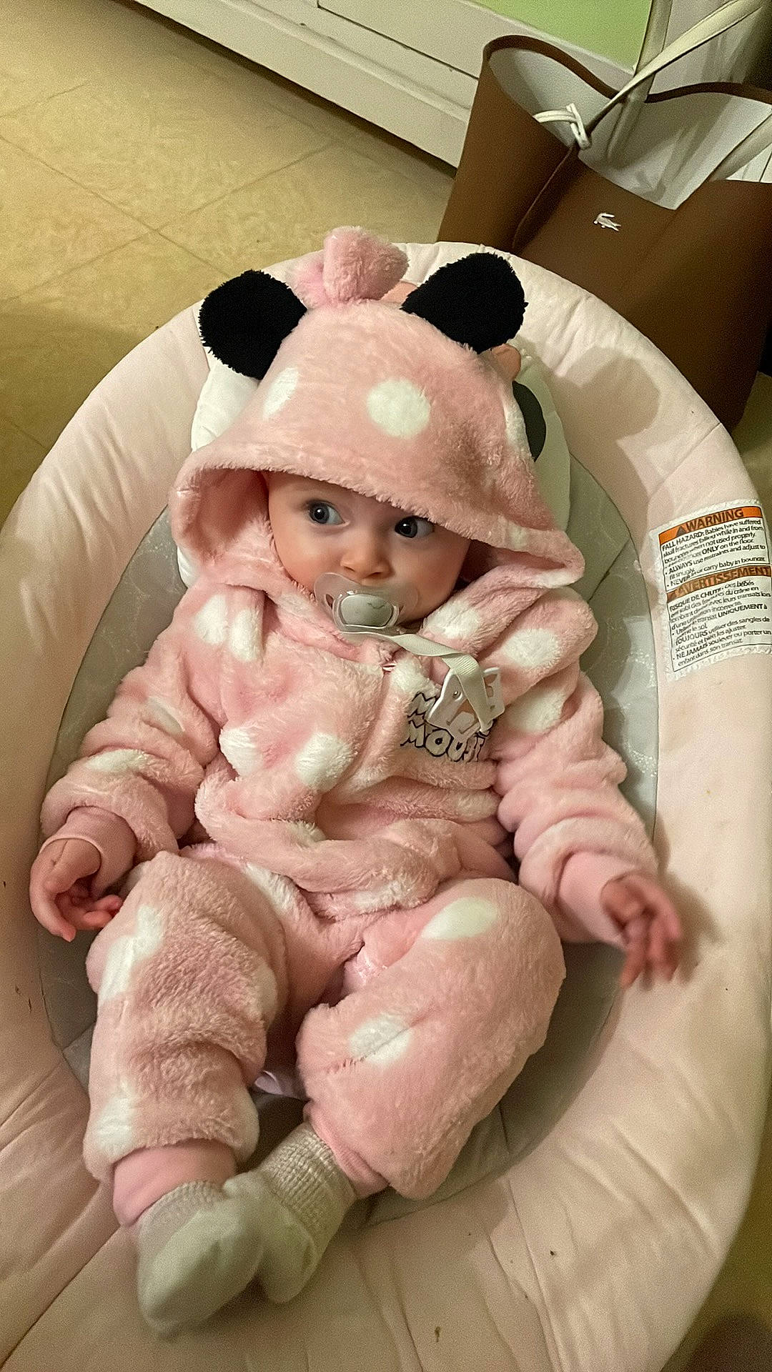 Victoire participe au concours pour gagner de l'argent avec cette photo : baby, baby_products, baby_sleeping, baby_toddler_clothing, cheek, comfort, eye, fur, headwear, human_body, linens, person, pink, plush, product, skin, sleeve, stuffed_toy, teddy_bear, thumb