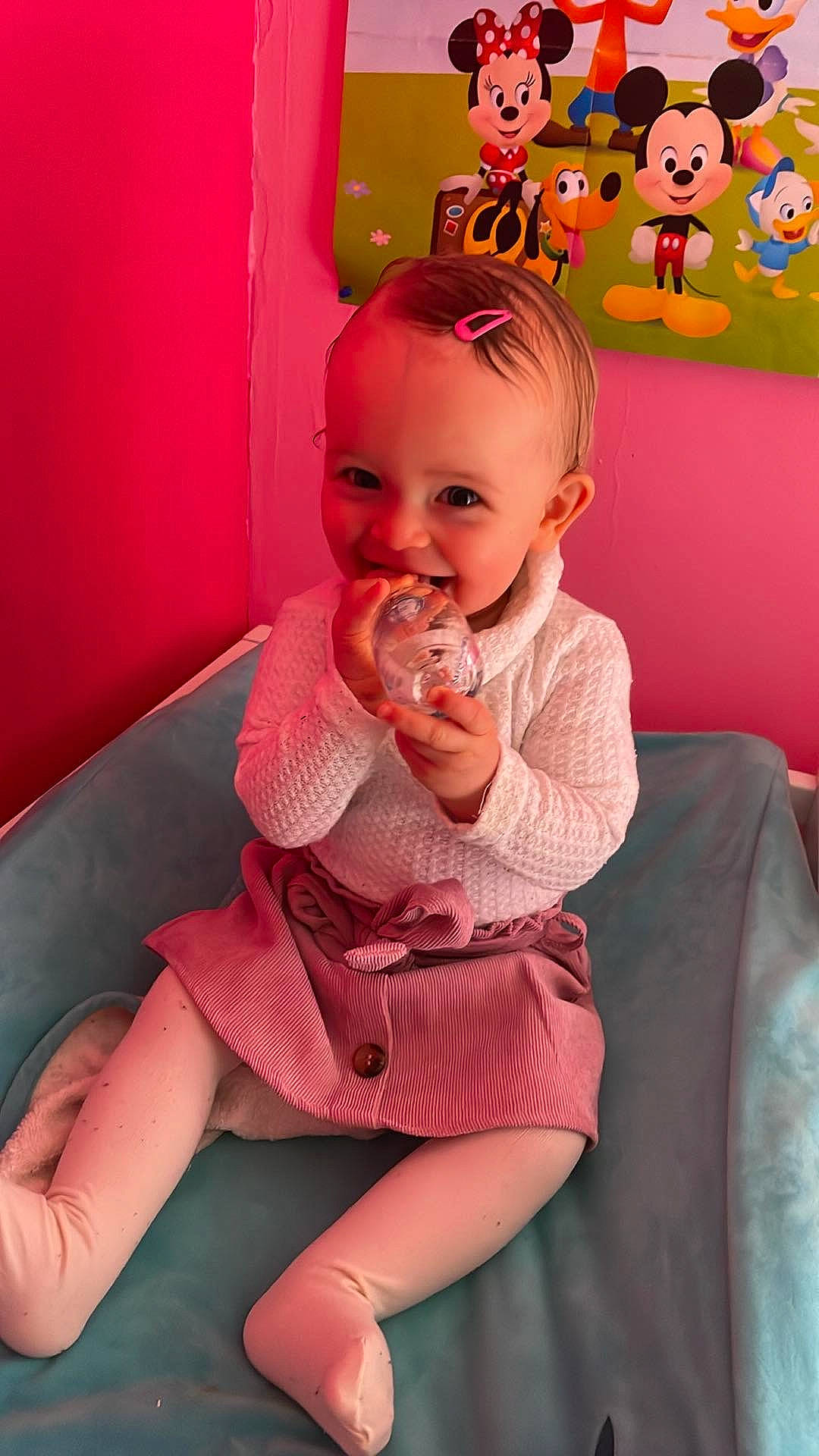 Victoire a rejoint le concours — aidez-le/la à gagner de superbes lots ! baby, baby_toddler_clothing, cheek, comfort, dress, facial_expression, hairstyle, happy, head, human_body, iris, lip, mouth, organ, person, pink, red, skin, smile, textile