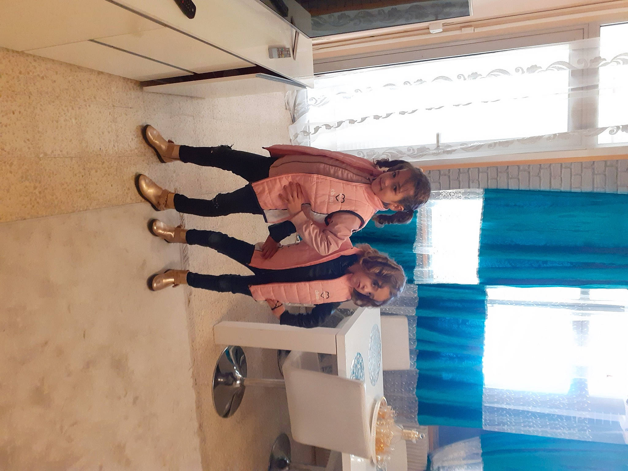 Jade Lina participe au concours pour gagner de l'argent avec cette photo : box, ceiling, flooring, fun, hardwood, house, joy, landscape, leisure, machine, person, plaster, room, stairs, t_shirt, visual_arts, wood