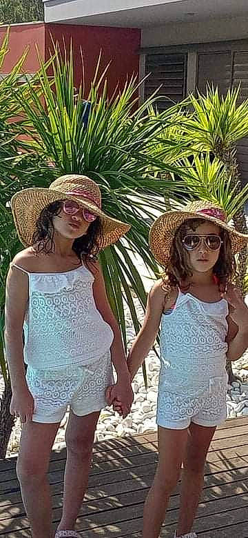 Jade Lina participe au concours pour gagner de l'argent avec cette photo : arecales, cool, eyewear, gesture, grass, green, happy, hat, headwear, leaf, leisure, people_in_nature, person, photograph, plant, smile, summer, sun_hat, sunglasses, terrestrial_plant