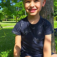 Mathéo participe au concours pour gagner de l'argent avec cette photo : child, boy, smiling, outdoor, tree, grass, sunlight, shadow, nature, greenery, shorts, tshirt, happy, portrait, summer, park, casual, daylight, young, sitting