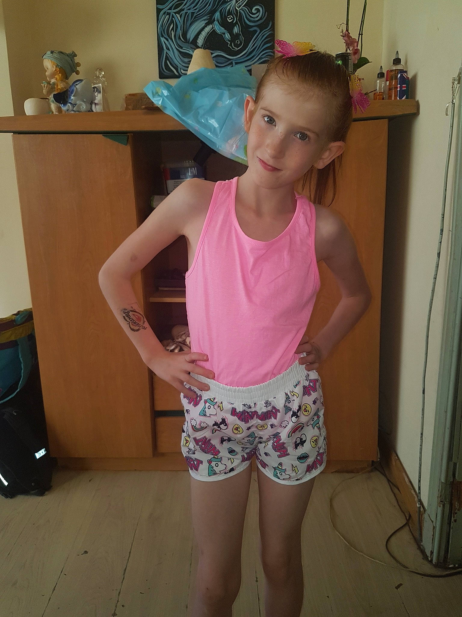 Shanya a rejoint le concours — aidez-le/la à gagner de superbes lots ! abdomen, arm, child, clothing, day, girl, joint, leg, muscle, person, pink, shorts, shoulder, skin, standing, t_shirt, textile, thigh, toddler, top