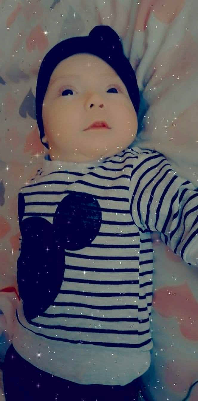 Tiago participe au concours pour gagner de l'argent avec cette photo : baby, black_hair, blue, cheek, child, person, toddler