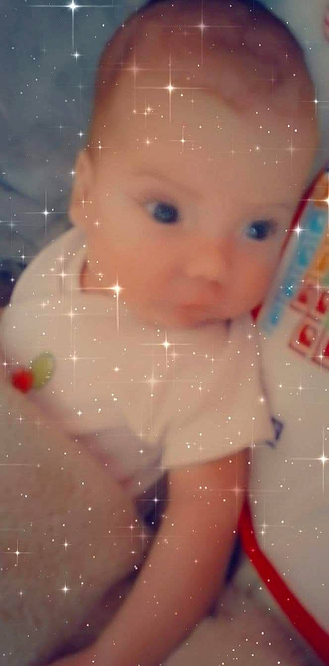 Tiago participe au concours pour gagner de l'argent avec cette photo : baby, bathing, cheek, child, doll, eye, face, forehead, head, iris, lip, nose, person, skin, toddler, toy