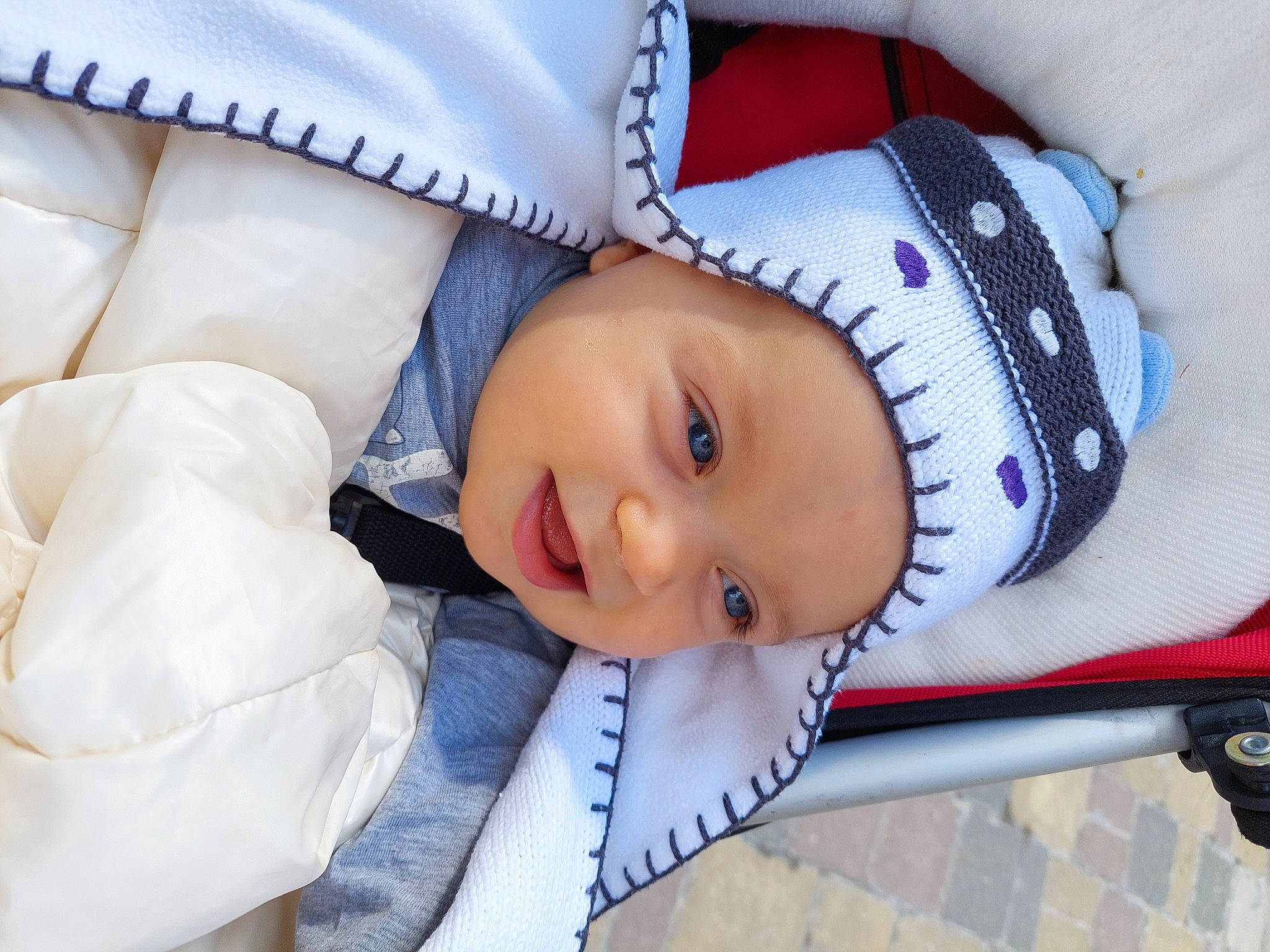Louise participe au concours pour gagner de l'argent avec cette photo : baby, baby_carriage, baby_products, baby_toddler_clothing, cap, child, comfort, eye, eyelash, face, fashion_accessory, hat, headgear, headwear, human_body, outerwear, pattern, person, skin, sleeve