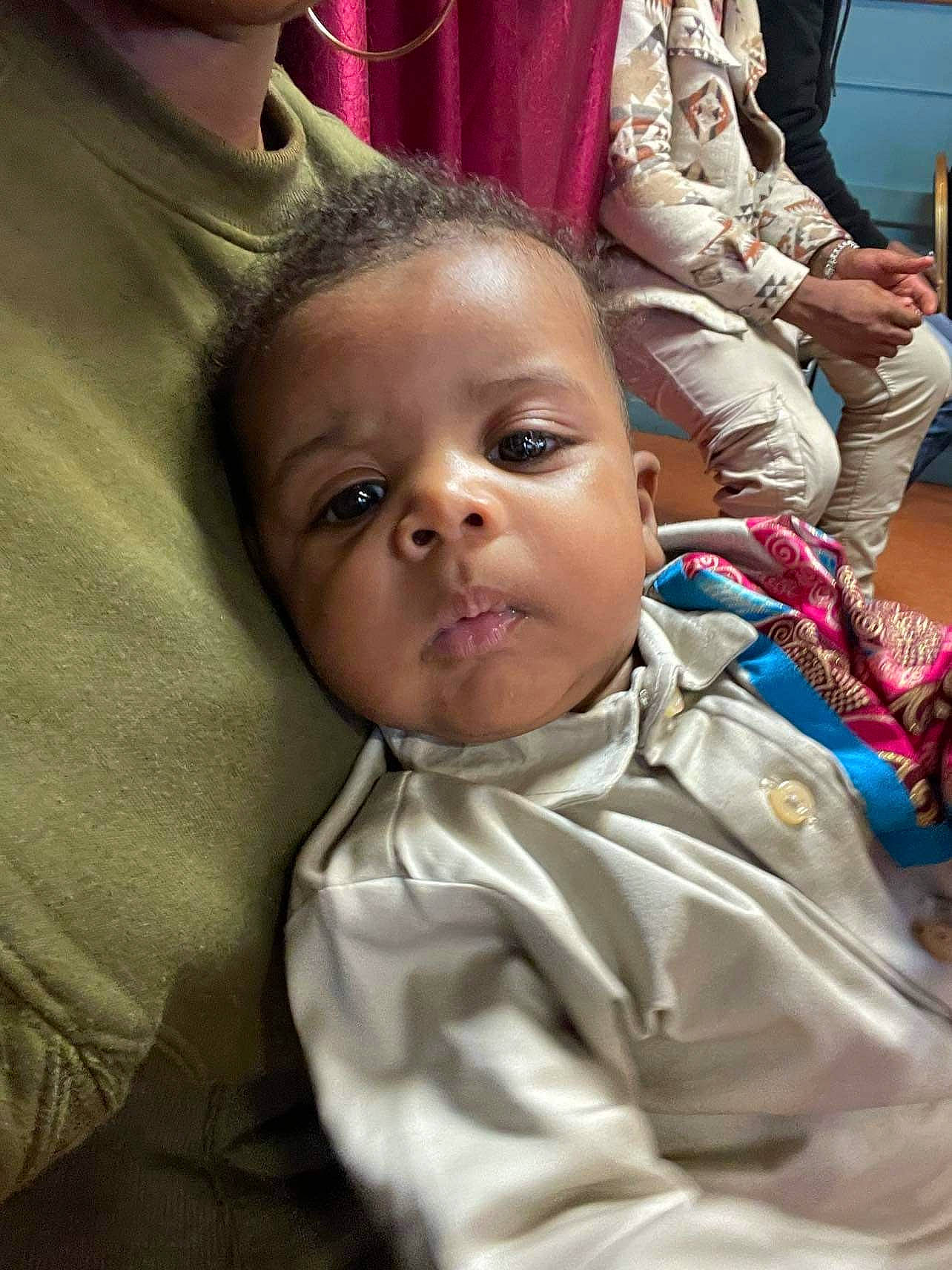 Gabriel participe au concours pour gagner de l'argent avec cette photo : baby, cheek, child, comfort, ear, eye, finger, forehead, fun, gesture, happy, human_body, iris, mouth, nose, person, sitting, skin, smile, textile