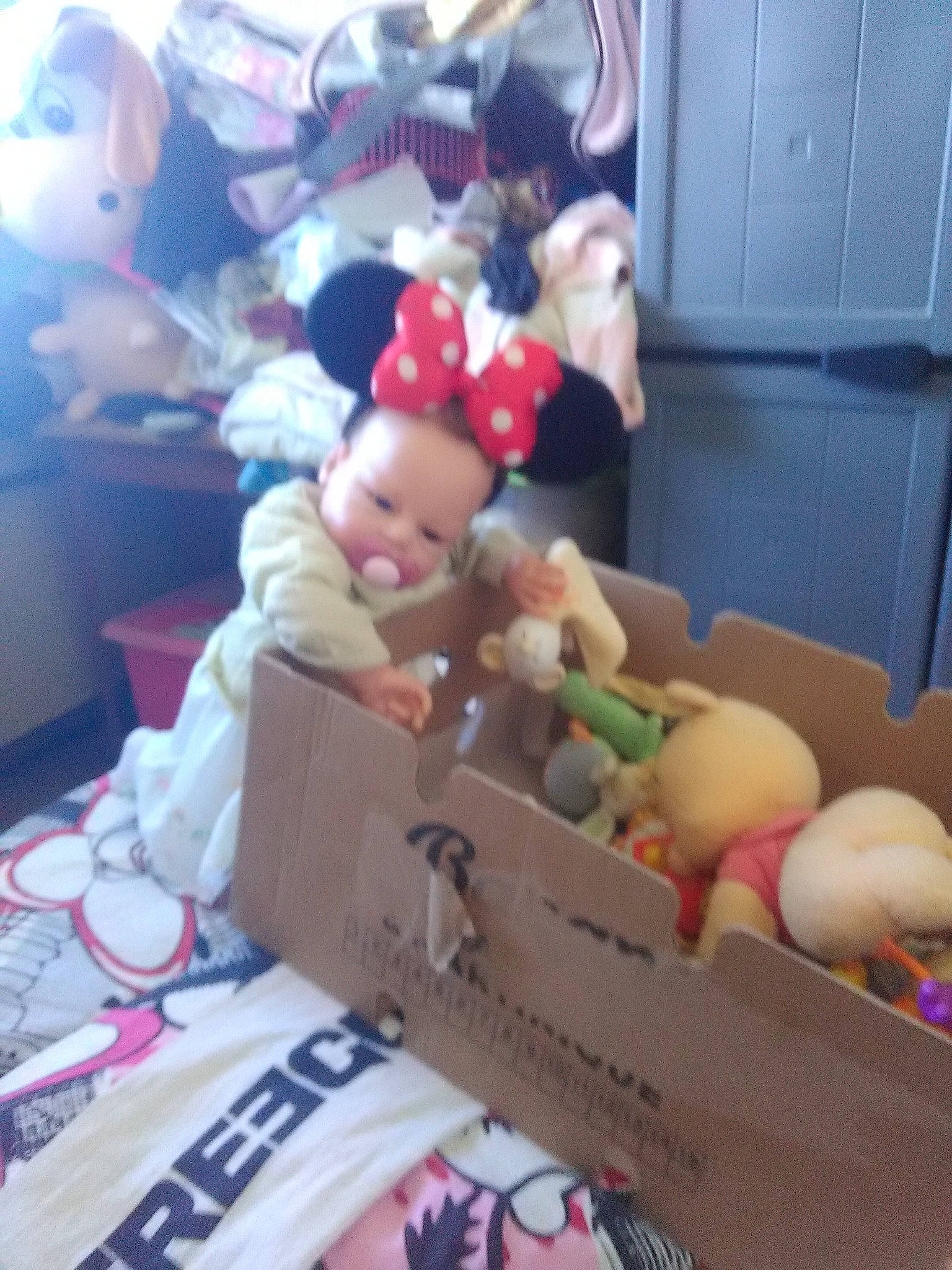 Ophelia participe au concours pour gagner de l'argent avec cette photo : baby, blurred, child, person, toddler, toy