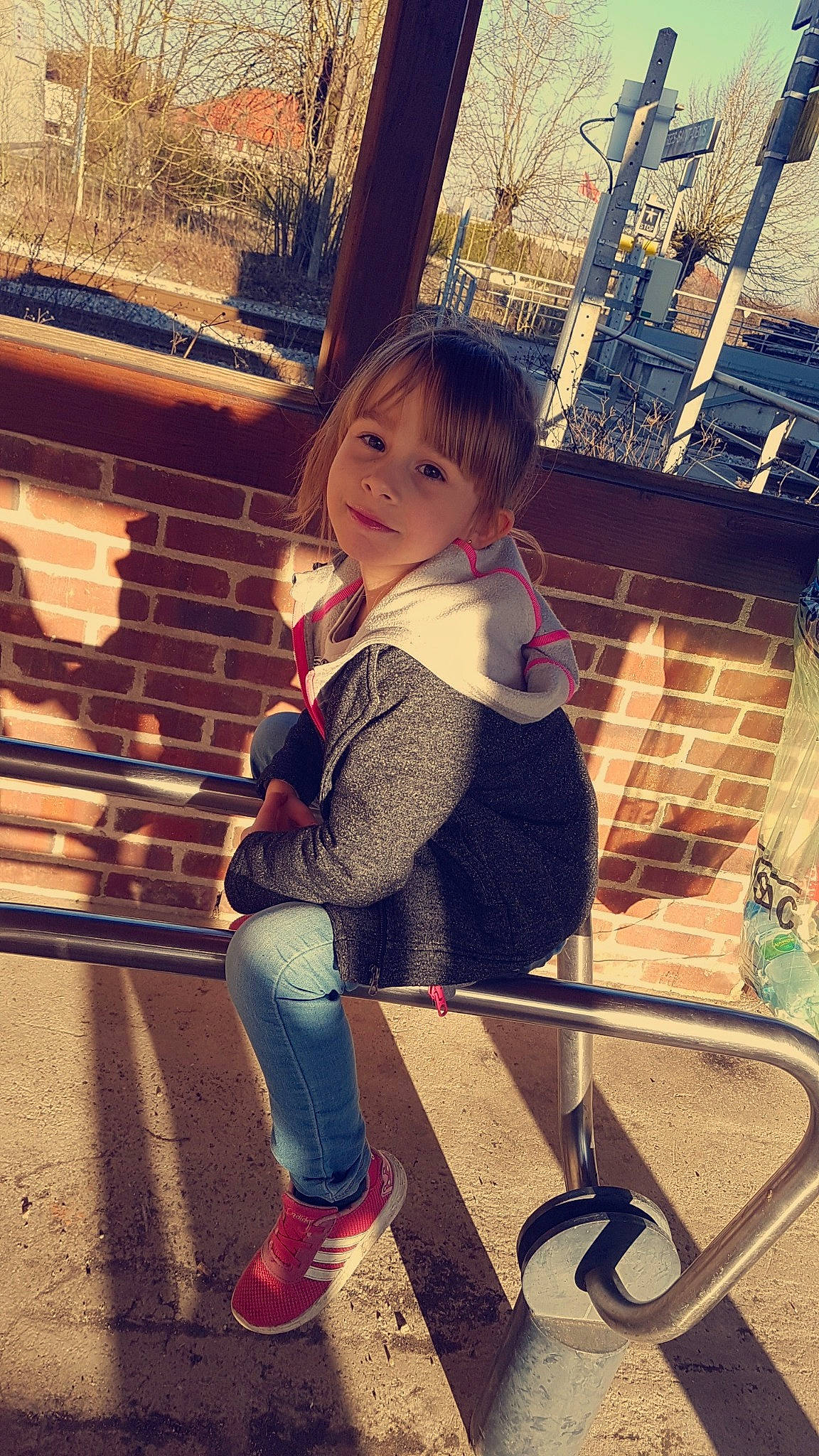 Aline participe au concours pour gagner de l'argent avec cette photo : beauty, child, child_model, cool, happy, jeans, leg, person, photography, plant, play, smile, snapshot, toddler