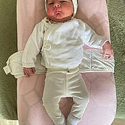 Romane participe au concours pour gagner de l'argent avec cette photo : baby, blanket, bouncer, bow, cozy, face, green_carpet, hand, headband, infant, lying_down, newborn, nursery, peaceful, pink, portrait, ribbed_pants, skin_redness, socks, white_cardigan