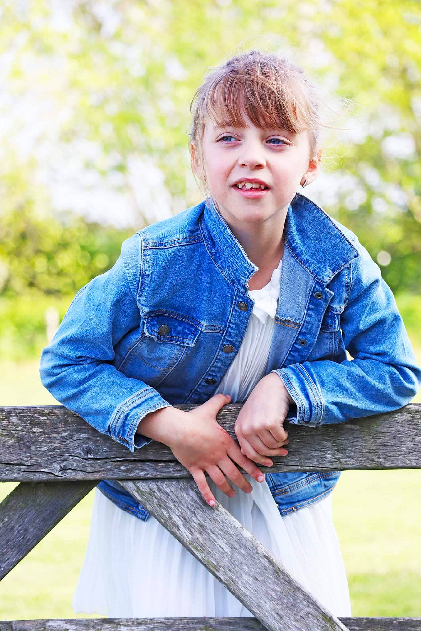 Lylloo participe au concours pour gagner de l'argent avec cette photo : child, clothing, denim, electric_blue, face, facial_expression, fun, grass, happy, leaf, leisure, outerwear, people_in_nature, person, sleeve, standing, street_fashion, t_shirt, toddler, tree