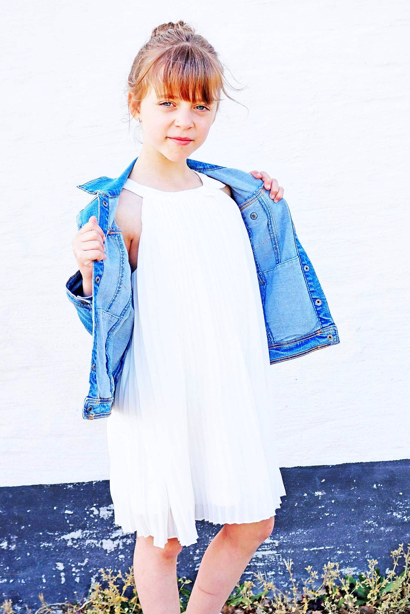 Lylloo a rejoint le concours — aidez-le/la à gagner de superbes lots ! aqua, azure, day_dress, denim, dress, fashion_design, gesture, hair, happy, leg, neck, one_piece_garment, outerwear, person, plant, shoulder, sleeve, smile, street_fashion, textile